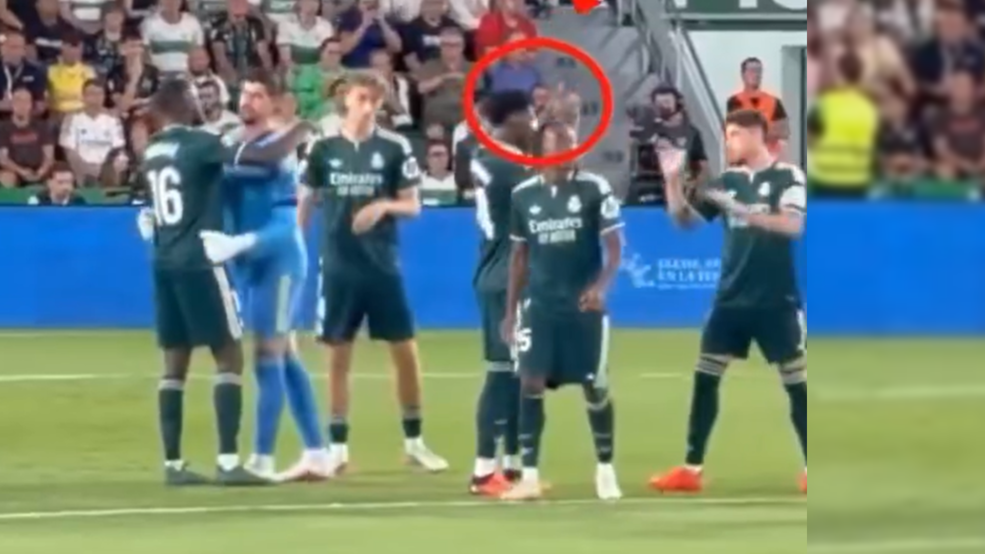 Fede Valverde y Tchouaméni se saludan en Elche Fede Valverde y Tchouaméni se saludan en Elche