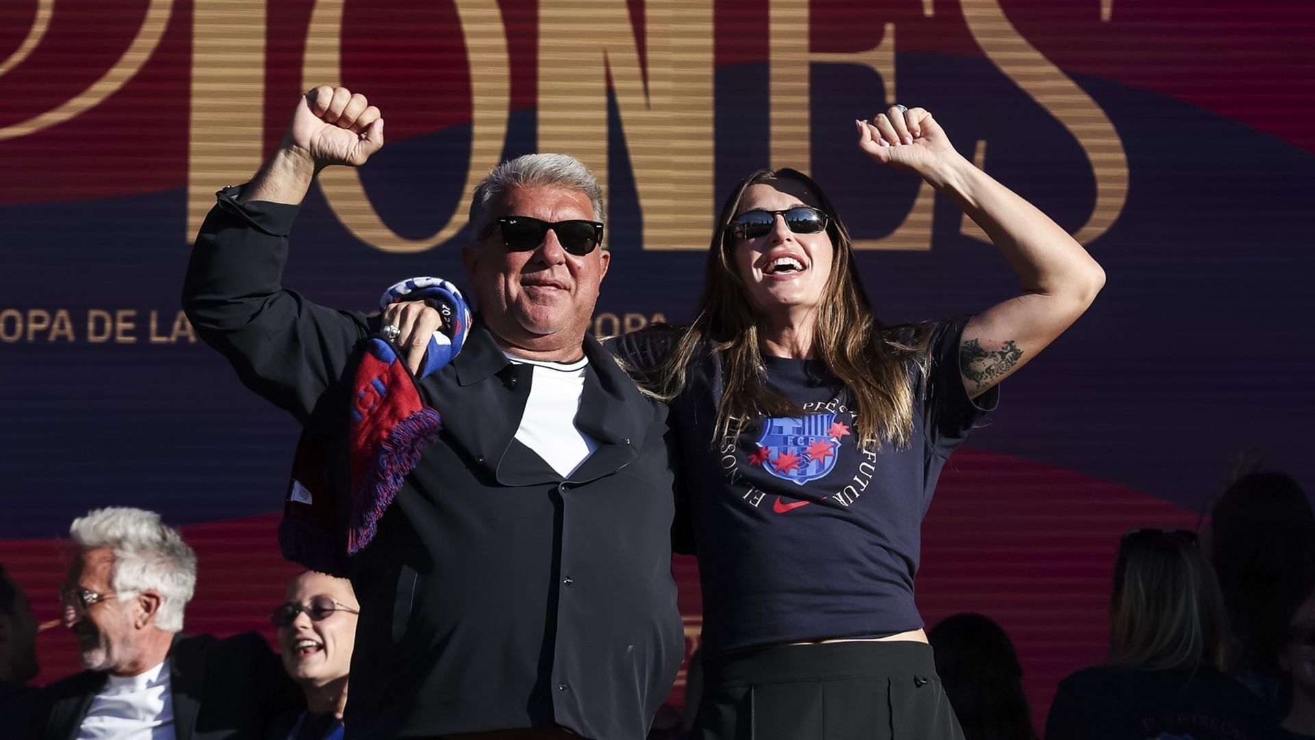Joan Laporta junto a Alexia Putellas celebrando los cuatro títulos obtenidos la temporada pasada