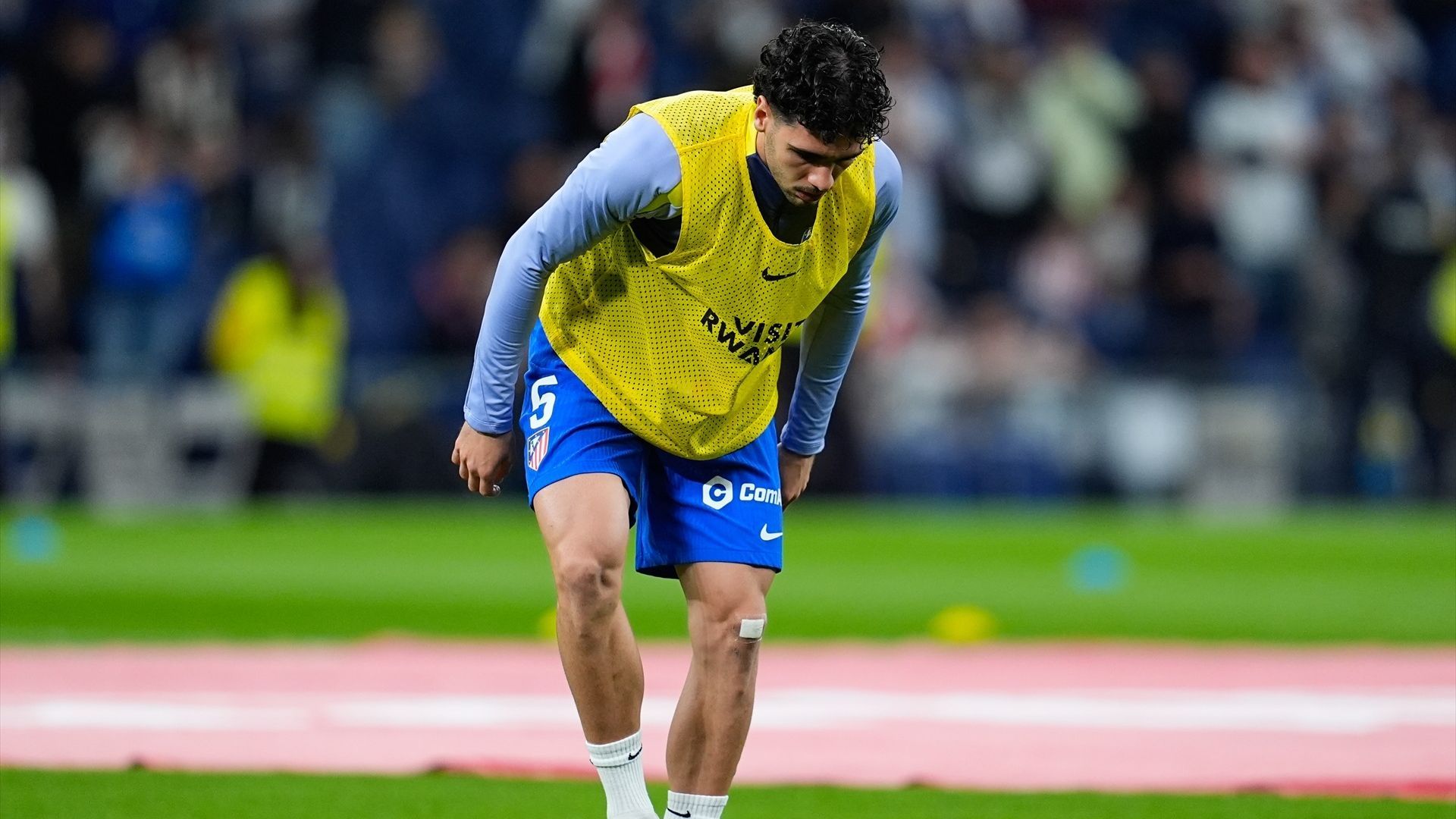 Johnny Cardoso calienta antes del Real Madrid-Atlético