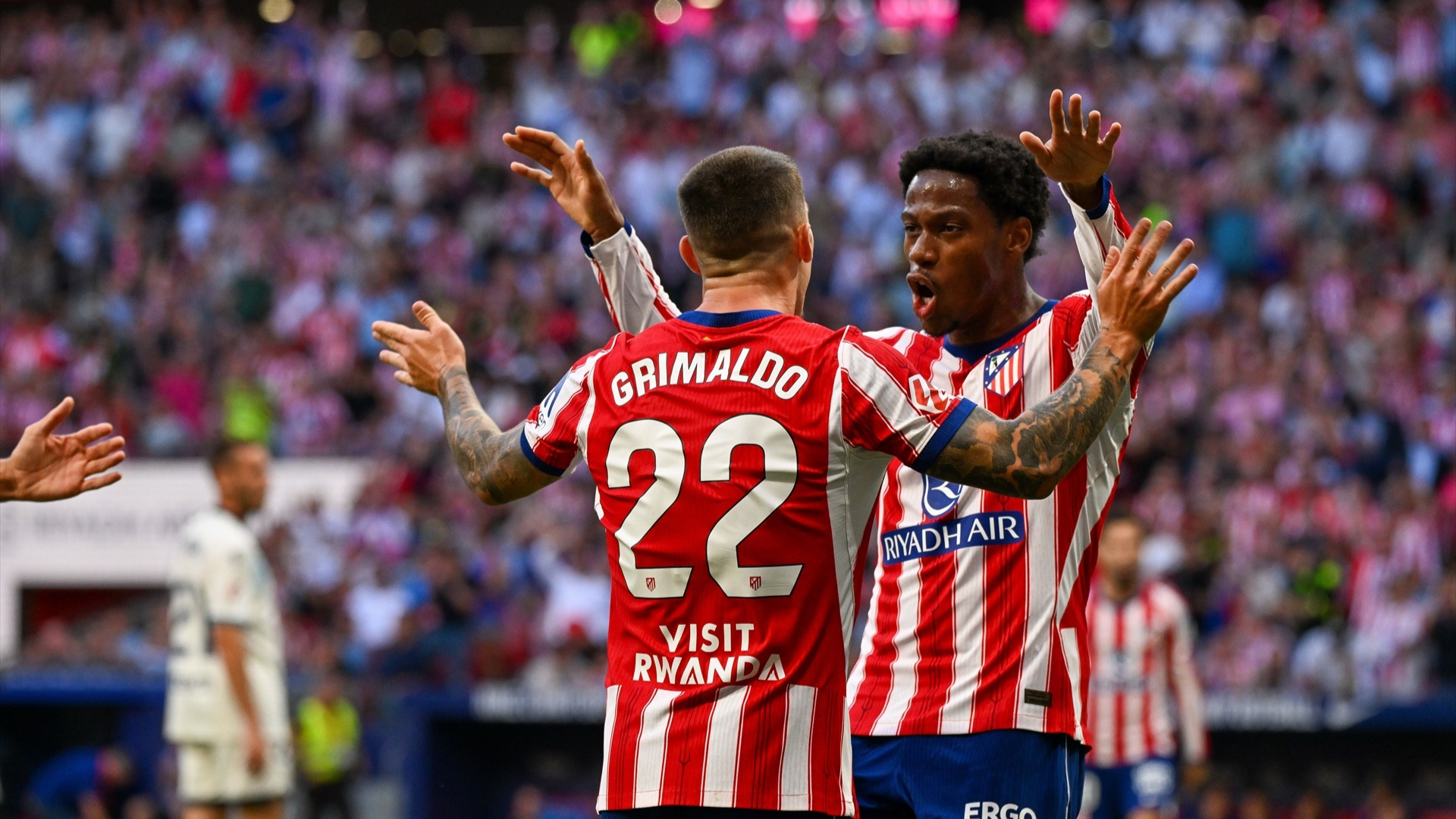 Jonathan David celebra con Grimaldo su gol en el Atlético-Osasuna