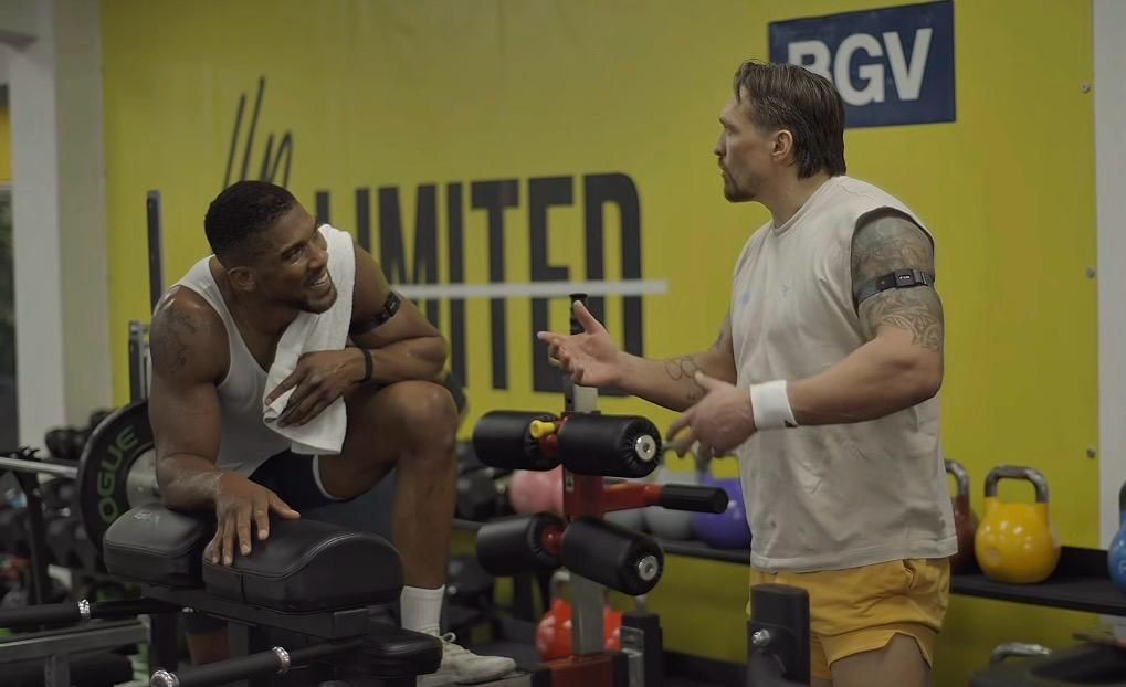 Joshua con Usyk durante un entrenamiento