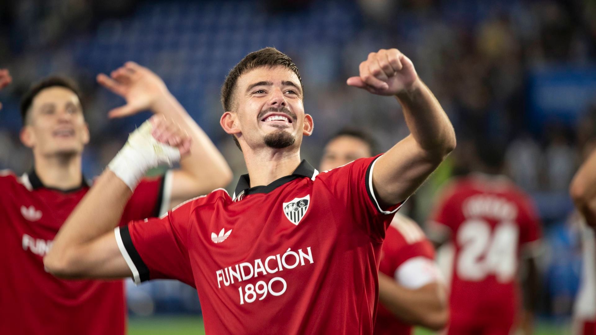 Kike Salas, celebrando el triunfo en Riazor Kike Salas, celebrando el triunfo en Riazor