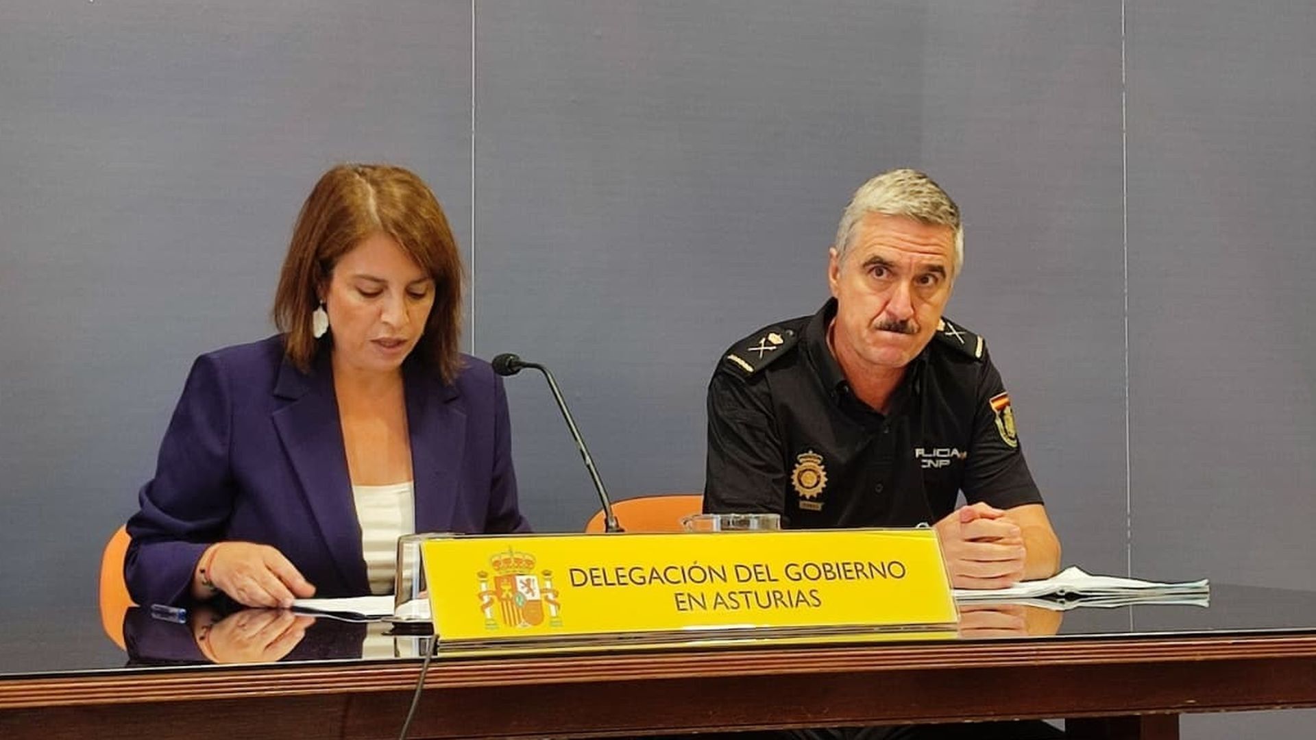 La delegada del gobierno en Asturias, Adriana Lastra, y el jefe superior de policía de Asturias, Jordi Moreno