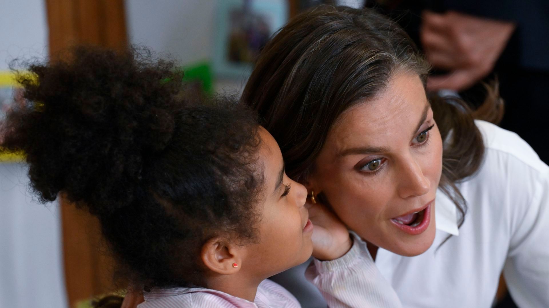 La reina Letizia con una niña del colegio La reina Letizia con una niña del colegio