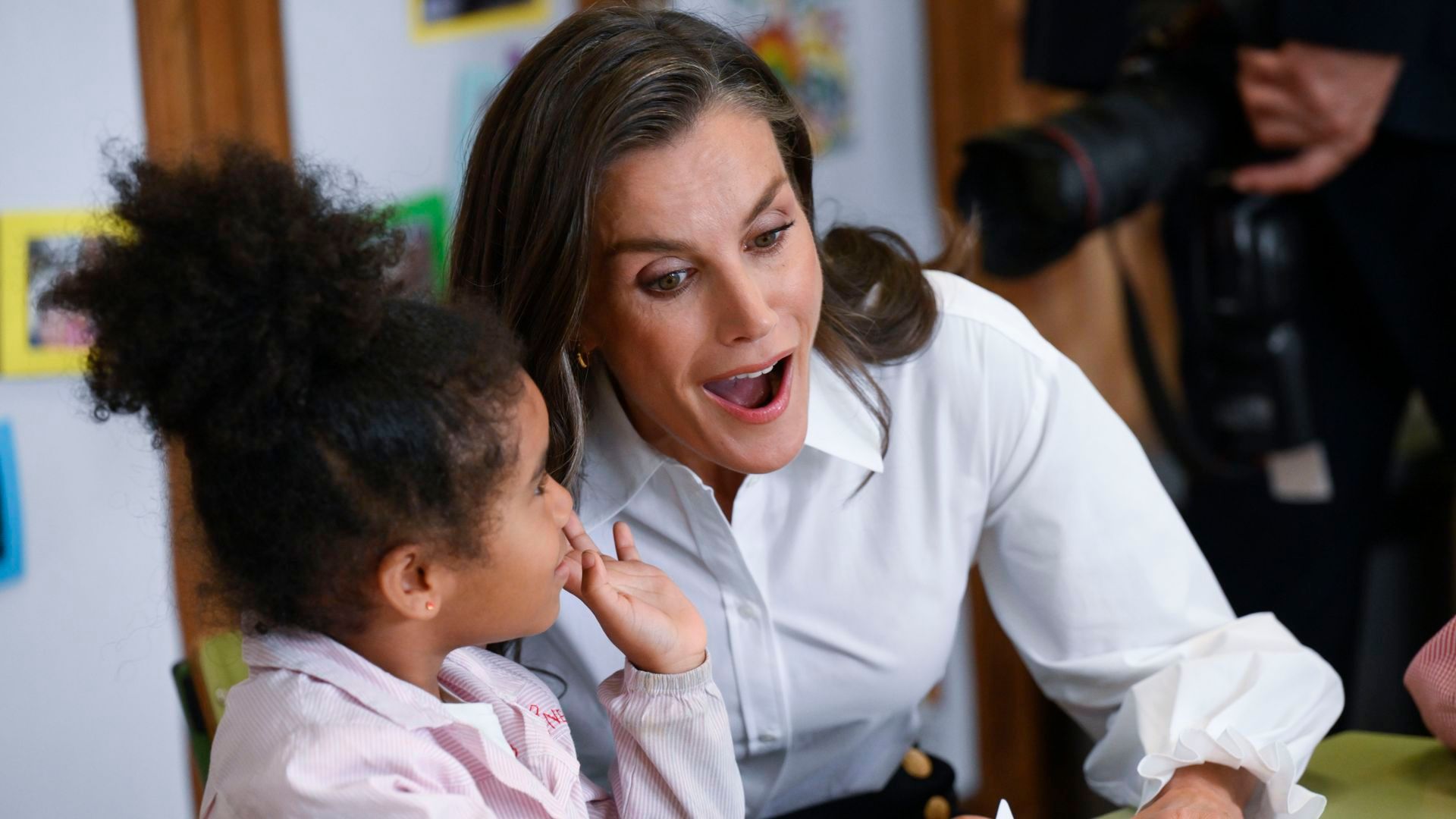 La reina Letizia con una niña del colegio