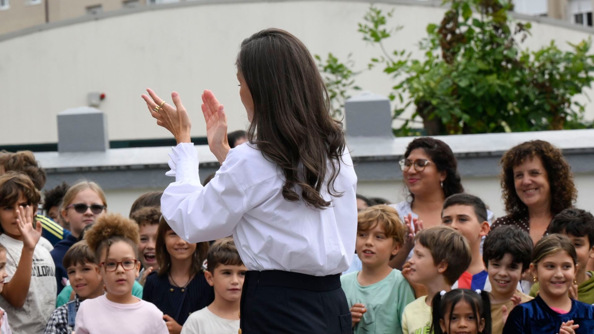 La reina Letizia este jueves mientras la cantaban por su cumpleaños