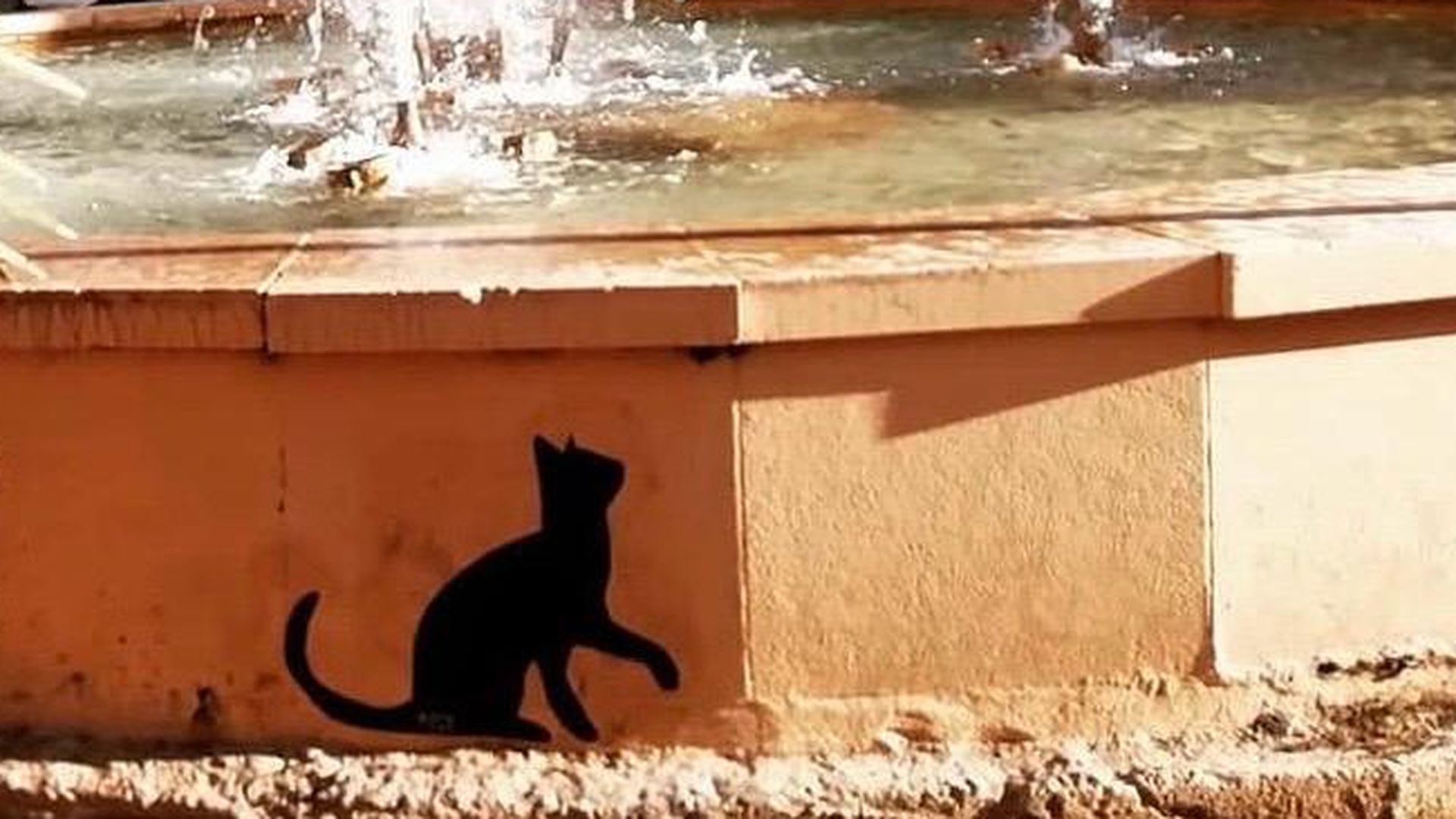 La silueta de un gato en una fuente del barrio de Benimaclet La silueta de un gato en una fuente del barrio de Benimaclet