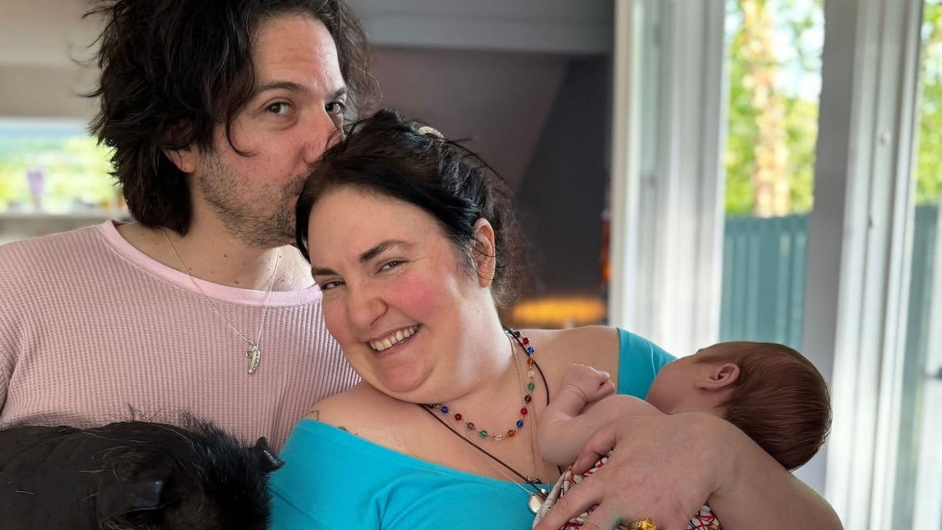 Lena Dunham, con su bebé y su marido Lena Dunham, con su bebé y su marido