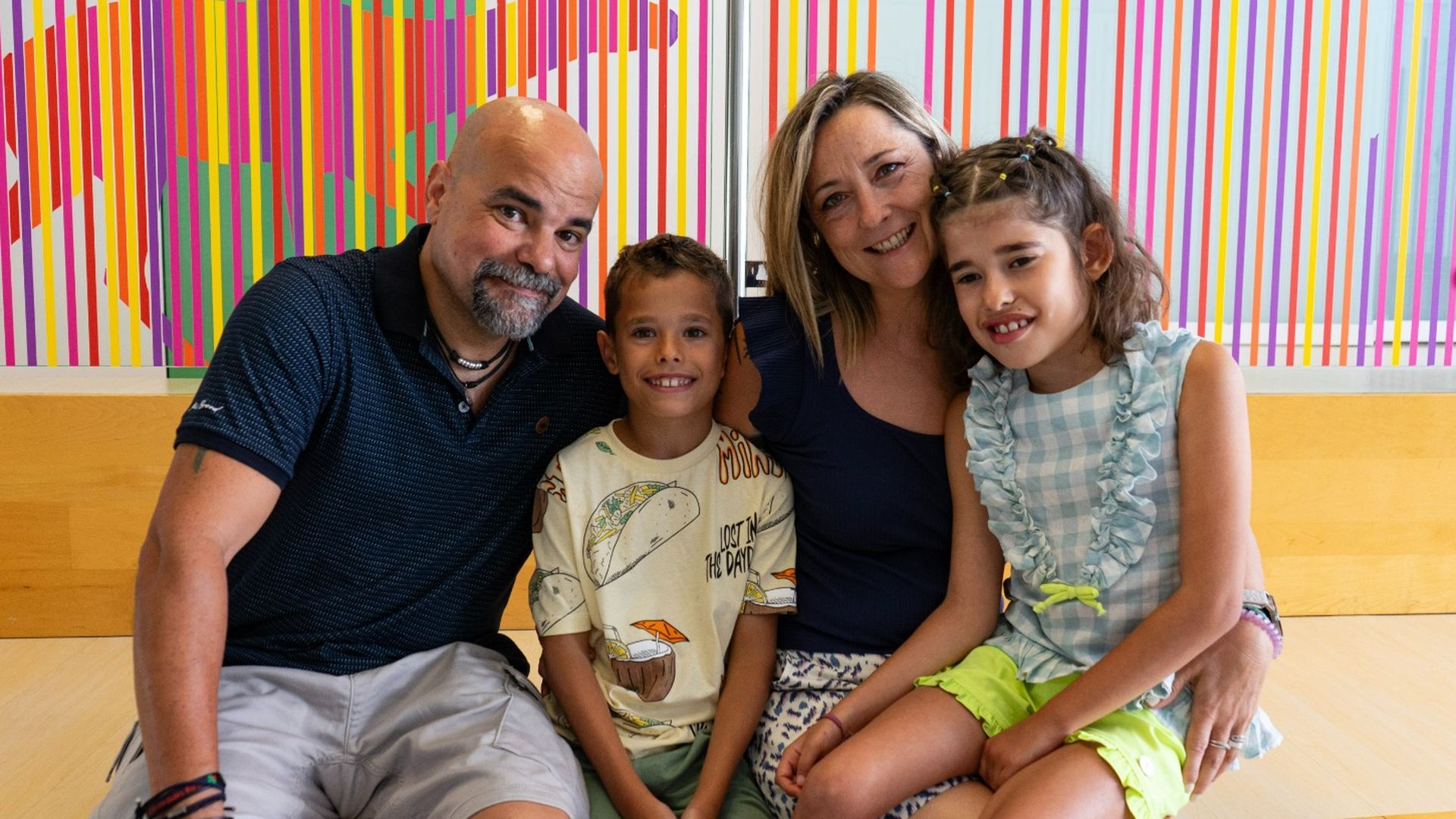 Mara junto a su familia en una de las visitas al Hospital Sant Joan de Déu Mara junto a su familia en una de las visitas al Hospital Sant Joan de Déu