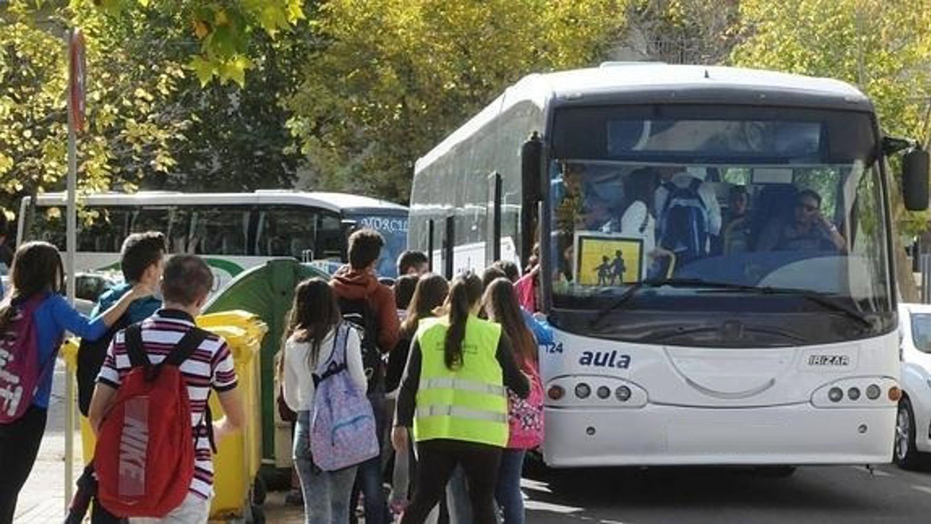 Más de 1.600 alumnos se quedan sin transporte escolar en las zonas rurales de Jaén: "La selectividad de mi hija se va al garete" Más de 1.600 alumnos se quedan sin transporte escolar en las zonas rurales de Jaén: "La selectividad de mi hija se va al garete"