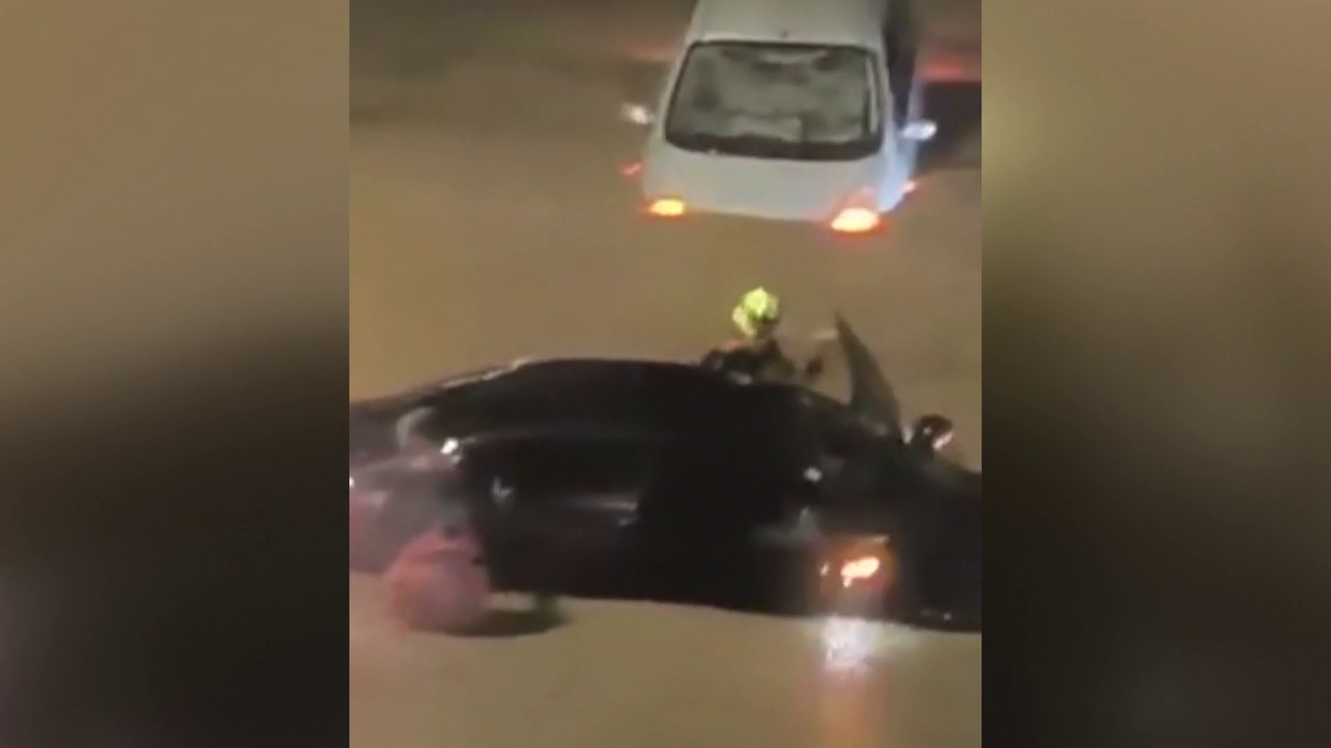 Nuevas inundaciones en Valencia: calles anegadas, garajes inundados y rescates en vehículos entre debates sobre si este ES-Alert también ha llegado tarde Nuevas inundaciones en Valencia: calles anegadas, garajes inundados y rescates en vehículos entre debates sobre si este ES-Alert también ha llegado tarde