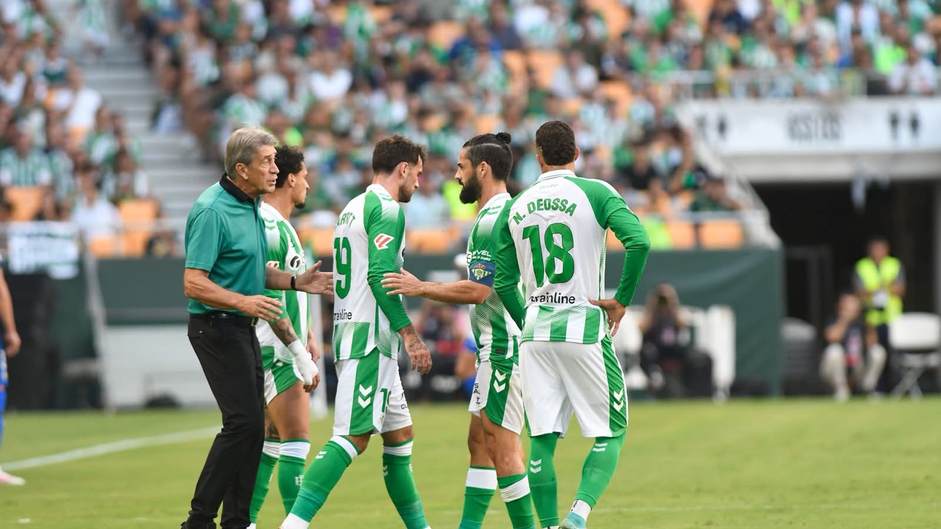 Pellegrini, dialogando con los jugadores del Betis Pellegrini, dialogando con los jugadores del Betis