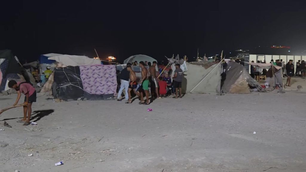 1.800 migrantes del Trampolín, a punto de ser trasladados al puerto de Ceuta: "La idea es liberar la playa para construir otro campamento"
