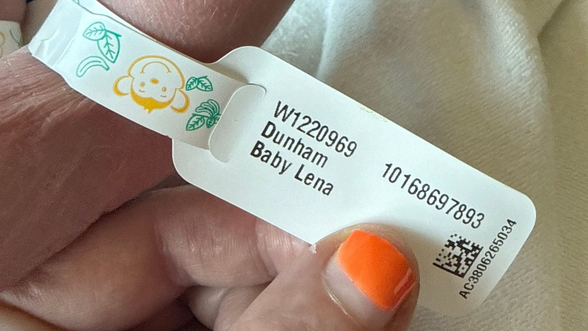 Pulsera de nacimiento de la hija de Lena Dunham