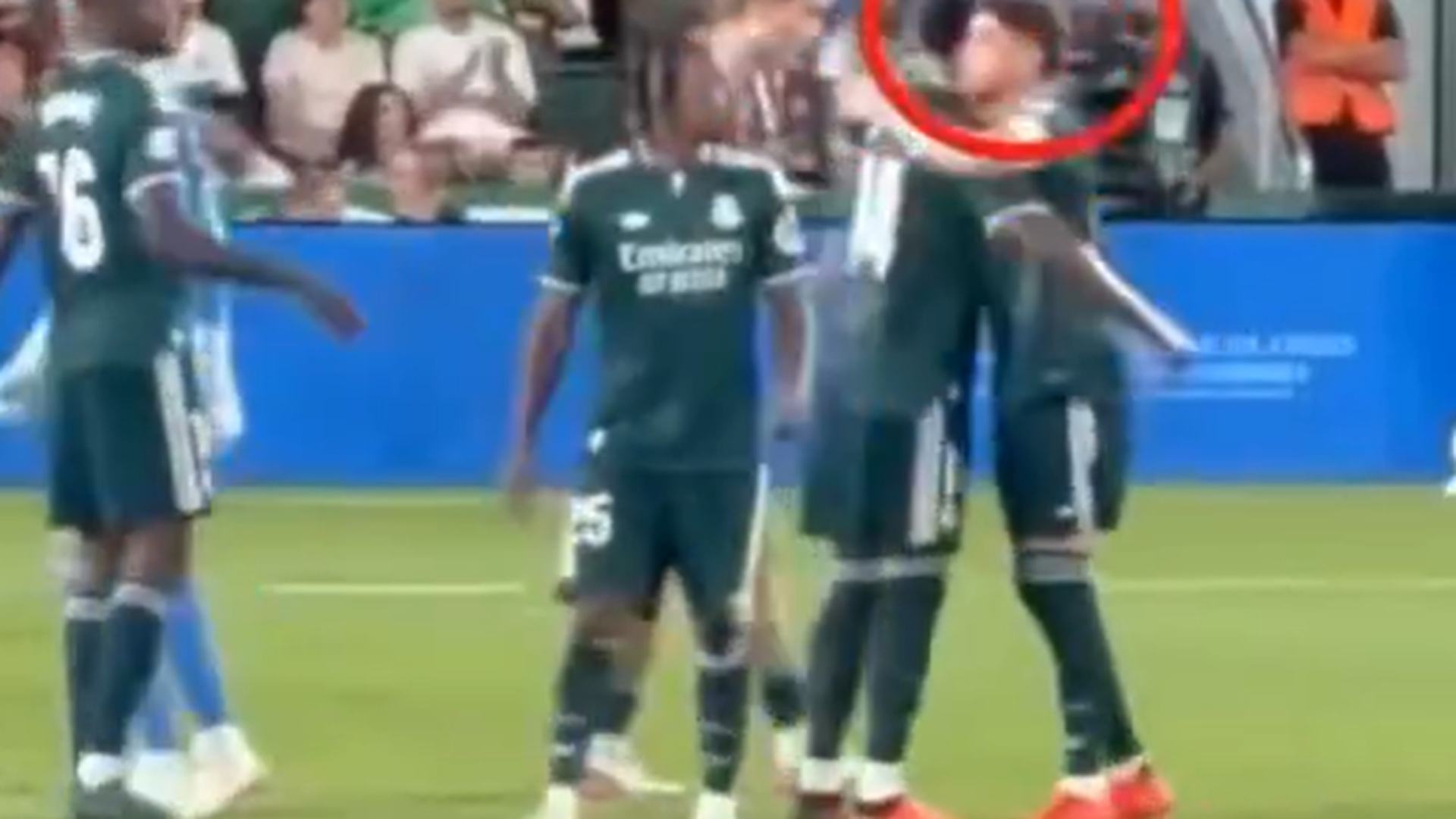 Tchouaméni y Fede Valverde se abrazan tras el Elche-Real Madrid