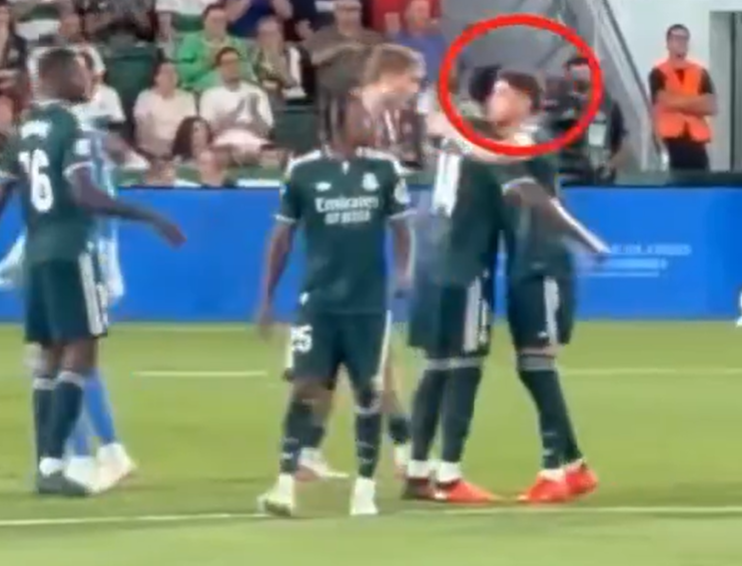 Tchouaméni y Fede Valverde se abrazan tras el Elche-Real Madrid