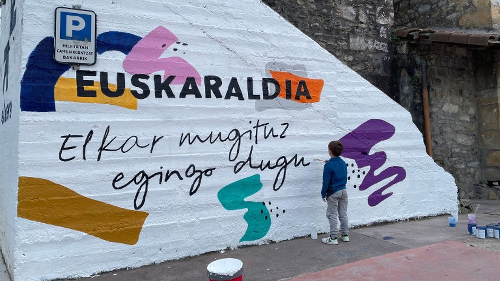 Una pintada a favor de impulsar el uso del euskera en un municipio vasco Una pintada a favor de impulsar el uso del euskera en un municipio vasco