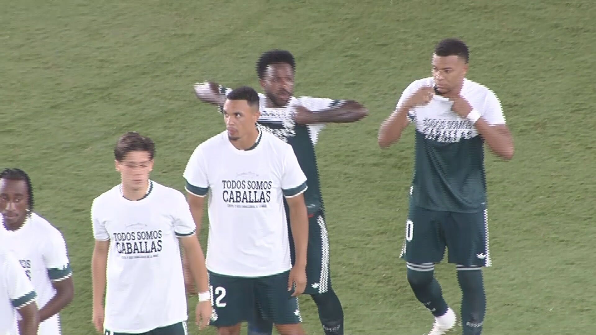 Vinicius y Mbappé posan con la camiseta de apoyo a Ceuta sin que se vea el mensaje