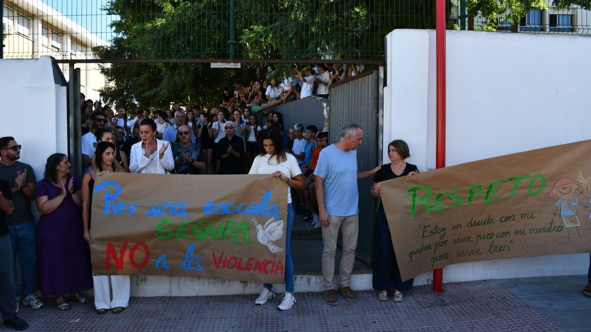 Agrede a su profesor hasta dos veces en San Roque, Cádiz: una concentración condena la violencia sufrida en el instituto Agrede a su profesor hasta dos veces en San Roque, Cádiz: una concentración condena la violencia sufrida en el instituto