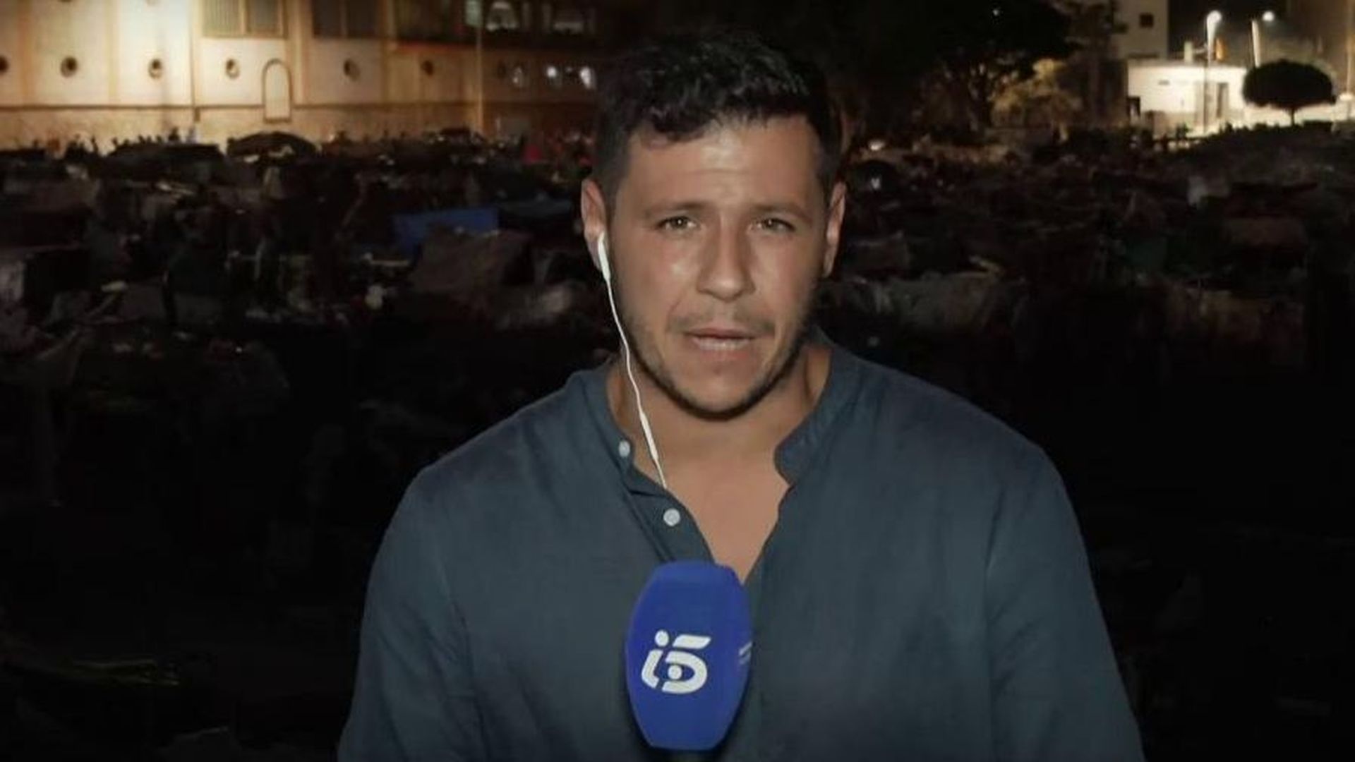 Cientos de inmigrantes siguen asentados en la Playa del Trampolín pese al traslado de miles de ellos al campamento del puerto