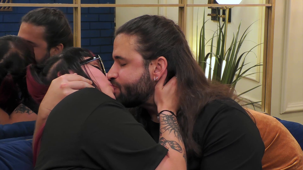 La pasional confesión de Alejandro: “Quiero cumplir mi fantasía con esos hermosos muslos”
