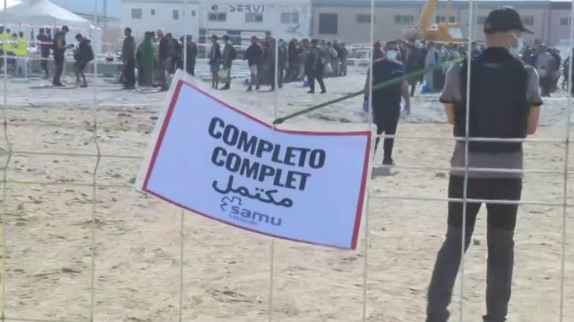 El cartel colgado a las puertas del campamento El cartel colgado a las puertas del campamento