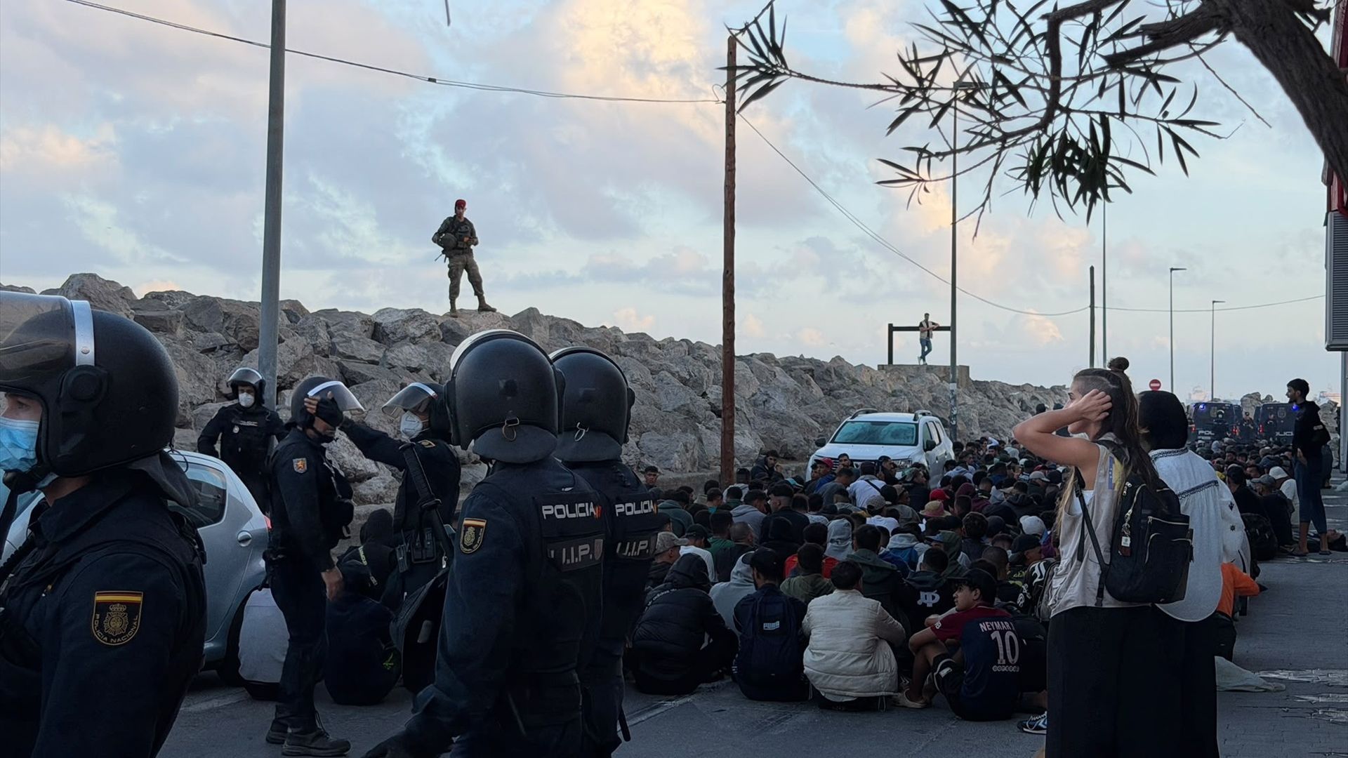 El Gobierno calcula que quedan en Ceuta unos 10.000 inmigrantes, más de 3.000 todavía en las calles El Gobierno calcula que quedan en Ceuta unos 10.000 inmigrantes, más de 3.000 todavía en las calles