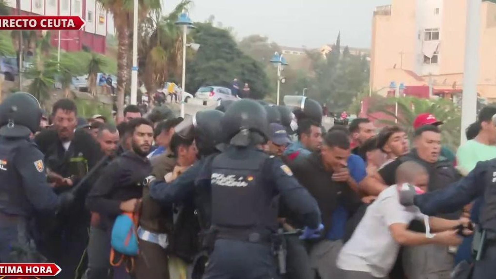 Heridos y cargas policiales en el traslado de los migrantes al campamento del puerto de Ceuta