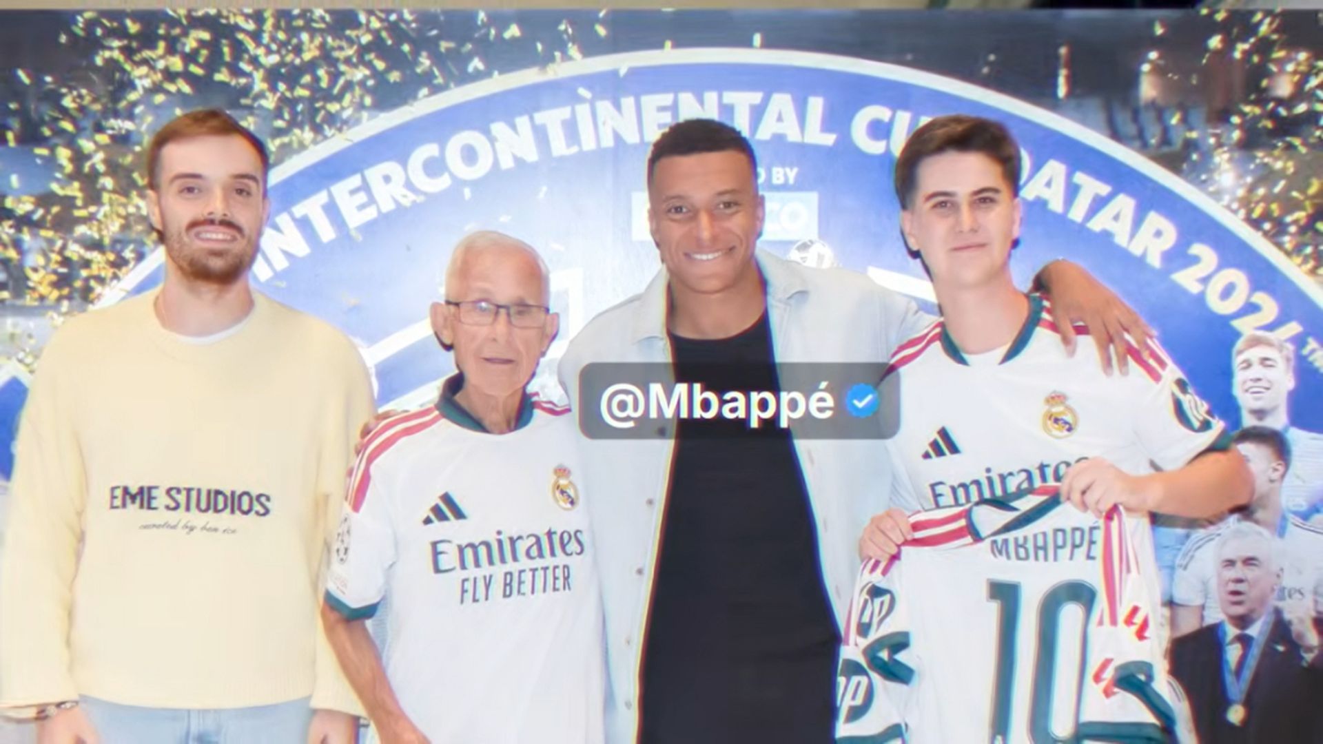 Ibai y los protagonistas del vídeo, con Mbappé