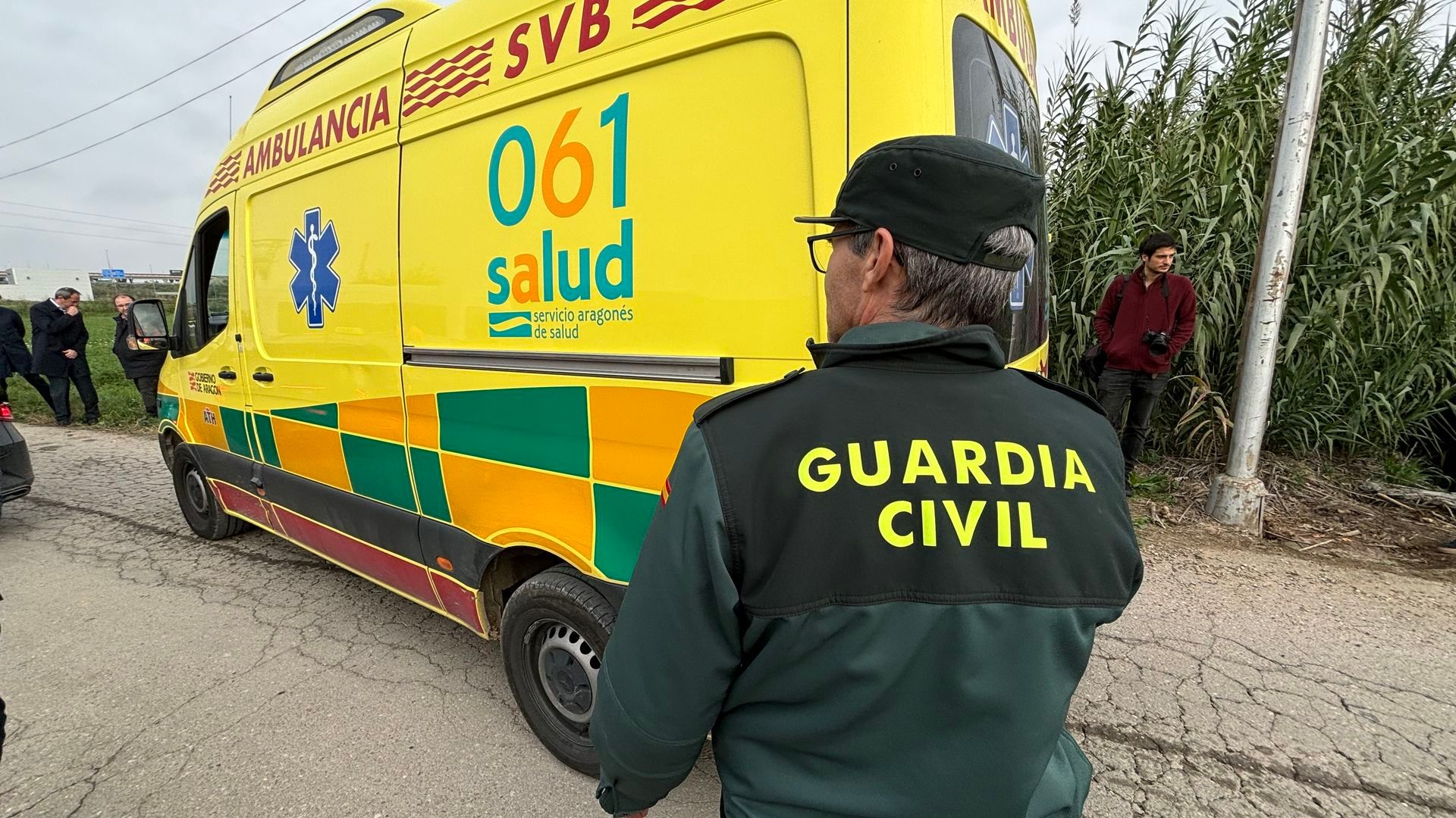 Imagen de archivo de un agente de la Guardia Civil y una ambulancia en Zaragoza Imagen de archivo de un agente de la Guardia Civil y una ambulancia en Zaragoza