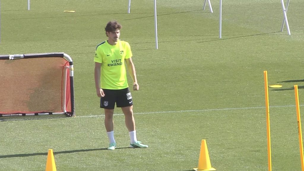 Julián Álvarez ya entrena con el juvenil del Atlético de Madrid antes del derbi y el debate en el Metropolitano está servido
