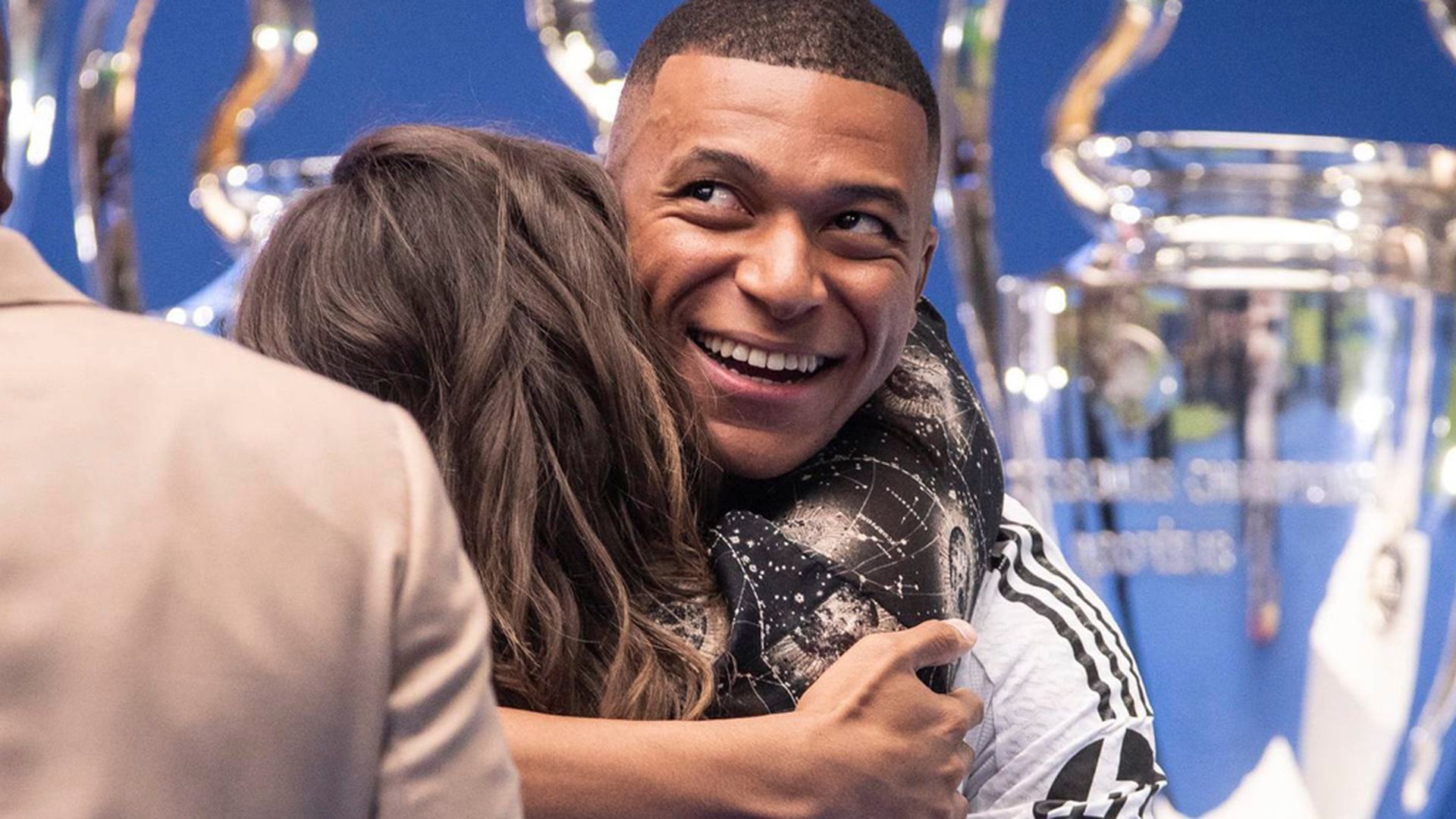 Kylian Mbappé reaparece y se dirige públicamente a su madre con un mensaje tras días bajo el foco mediático Kylian Mbappé reaparece y se dirige públicamente a su madre con un mensaje tras días bajo el foco mediático