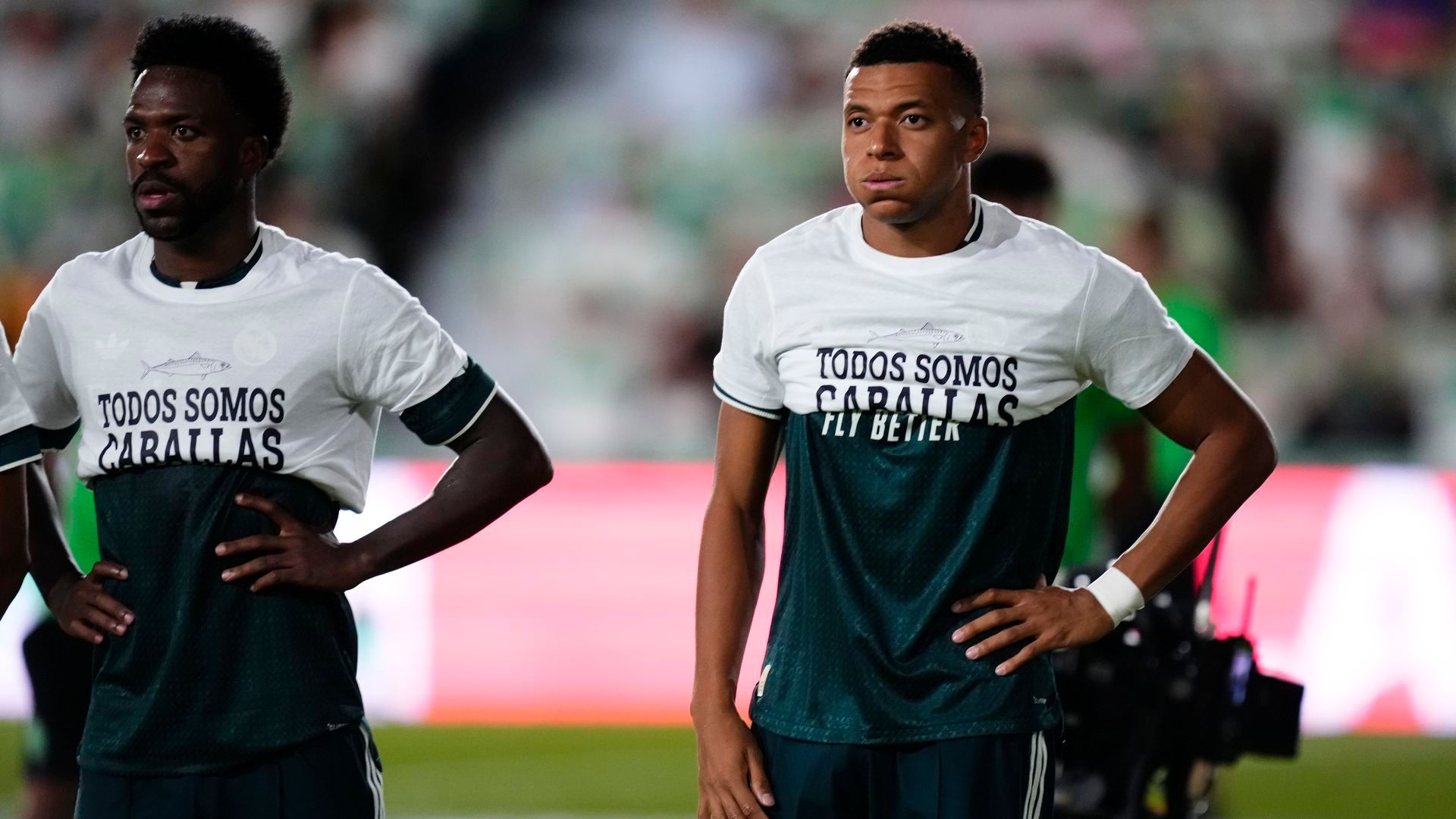 Kylian Mbappé y Vinicius Jr., con la camiseta en apoyo a Ceuta doblada en el partido en Elche