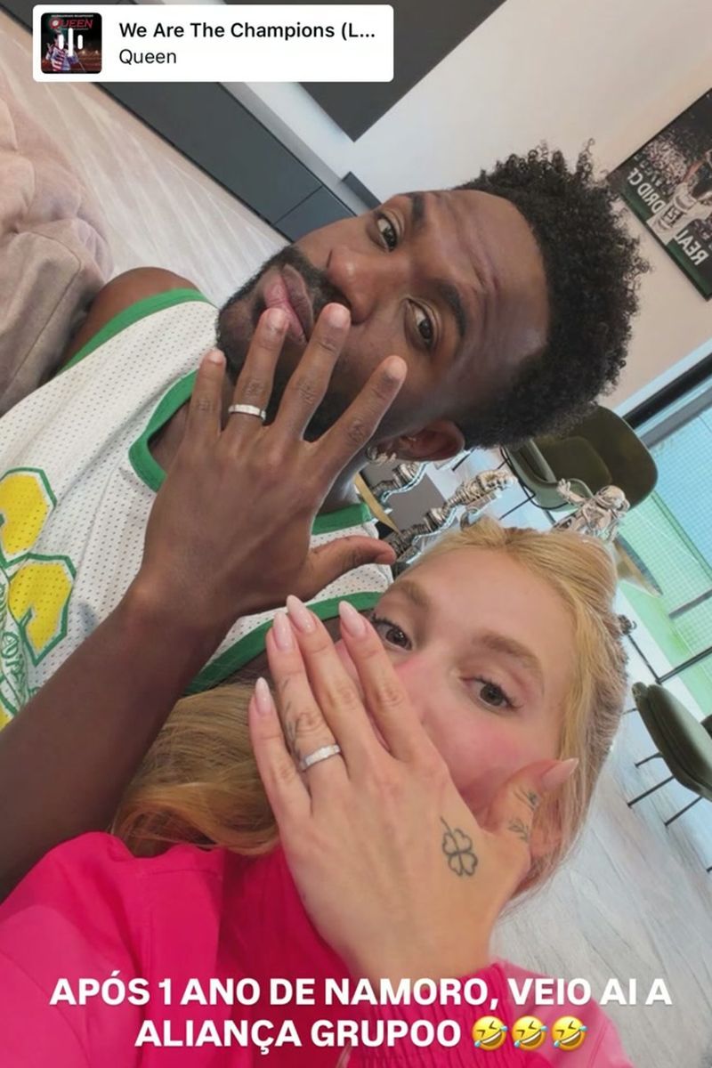 La imagen de Vinicius y Virginia Fonseca con sus alianzas, anunciando su compromiso