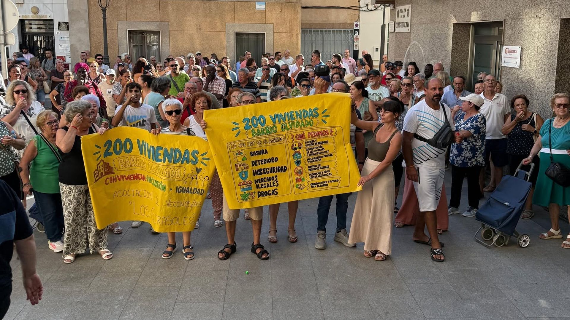 La insostenible situación de los vecinos de las 200 Viviendas de Roquetas de Mar, Almería: mercadillos ilegales, drogas, peleas y suciedad La insostenible situación de los vecinos de las 200 Viviendas de Roquetas de Mar, Almería: mercadillos ilegales, drogas, peleas y suciedad