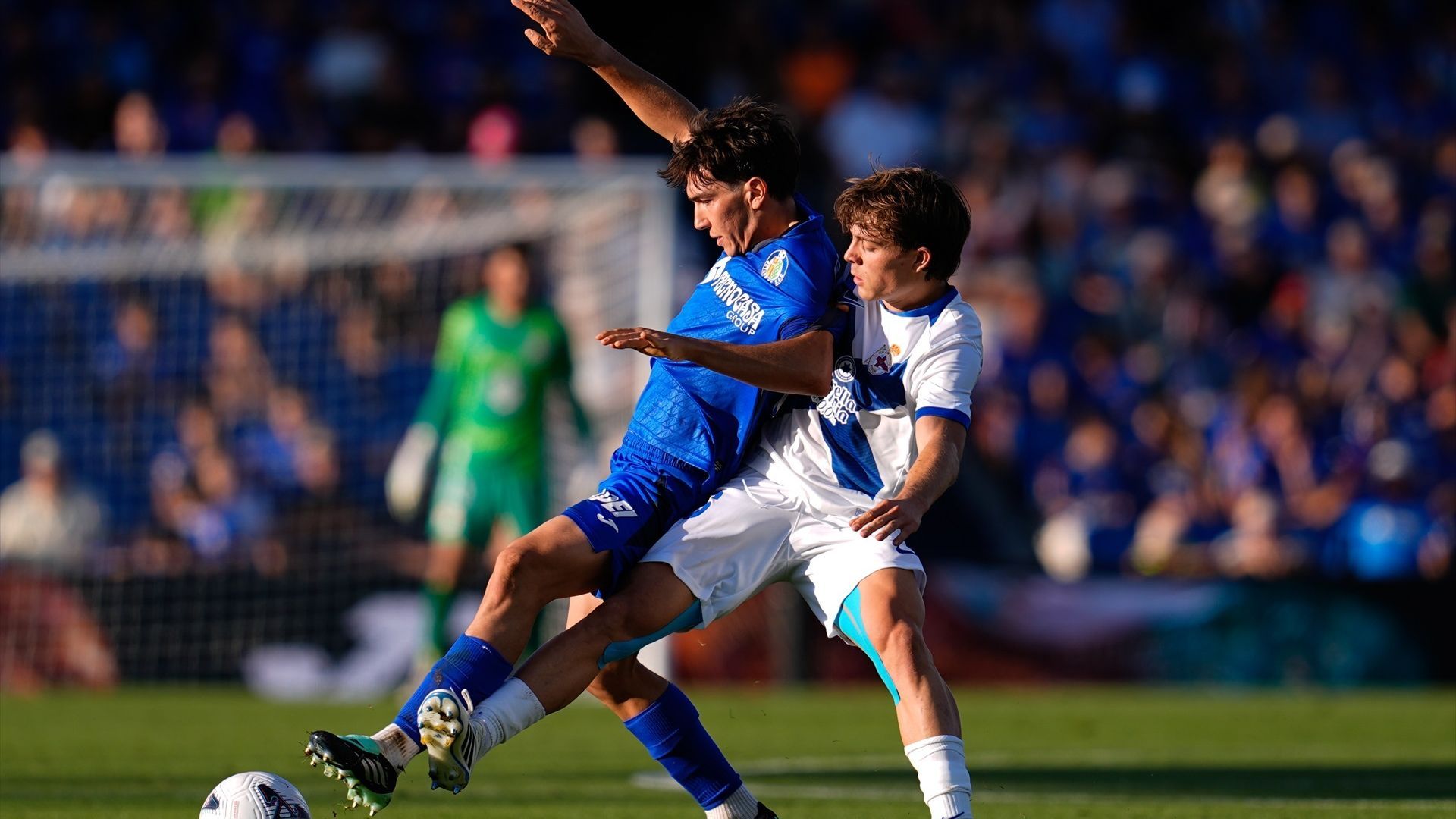 Lorenzo Amatucci pelea un balón con Mario Martín en el Getafe-Dépor