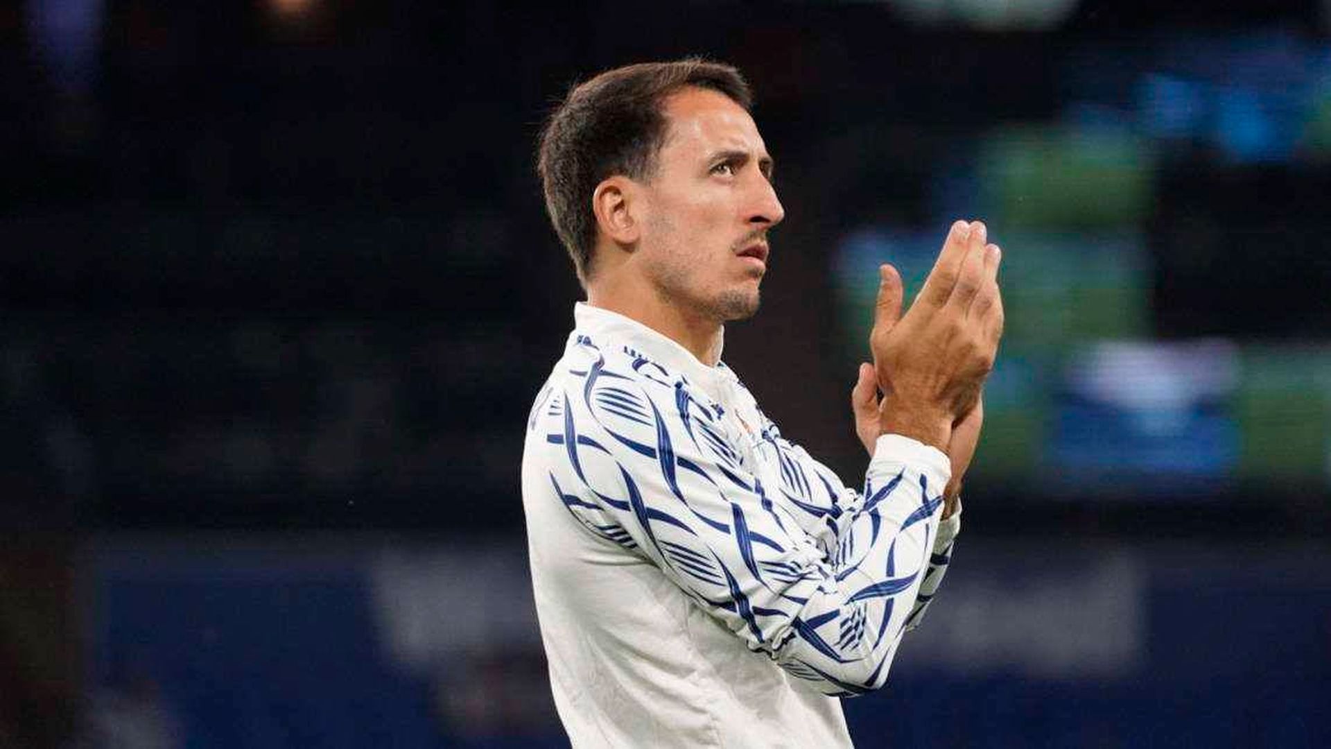Mikel Oyarzabal aplaude a la afición txuri urdin Mikel Oyarzabal aplaude a la afición txuri urdin