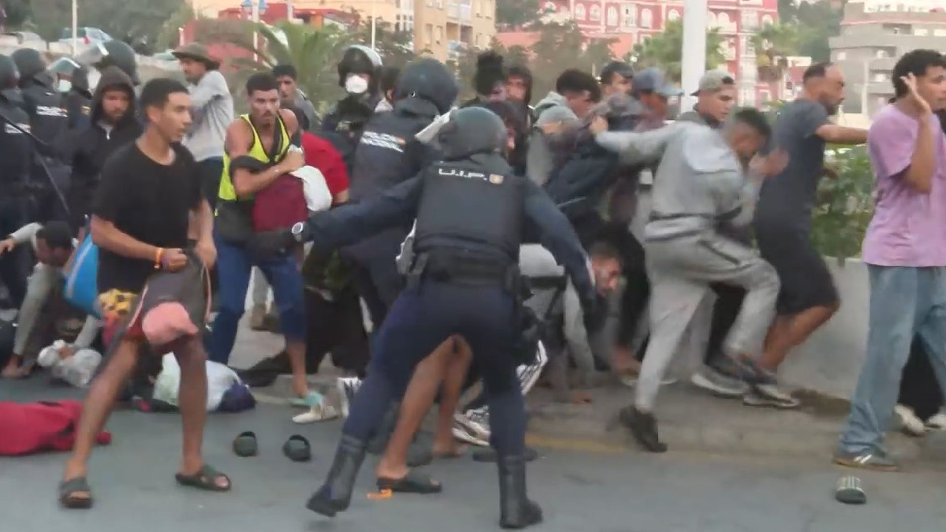 La ansiedad de miles de migrantes complica el operativo de traslado al puerto de Ceuta