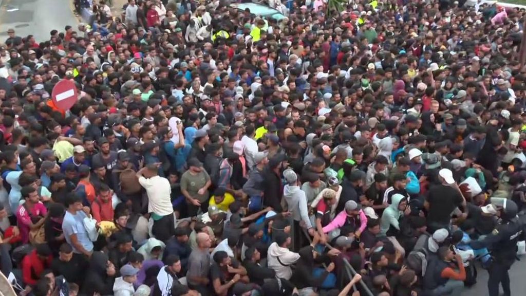 Tensión, caos y angustia: las imágenes de la lucha por lograr un sitio en el campamento del Puerto de Ceuta