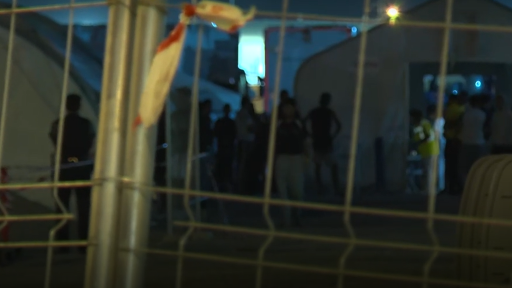 Toque de queda a las 22 horas y pulsera en el campamento del puerto de Ceuta mientras las playas siguen llenas