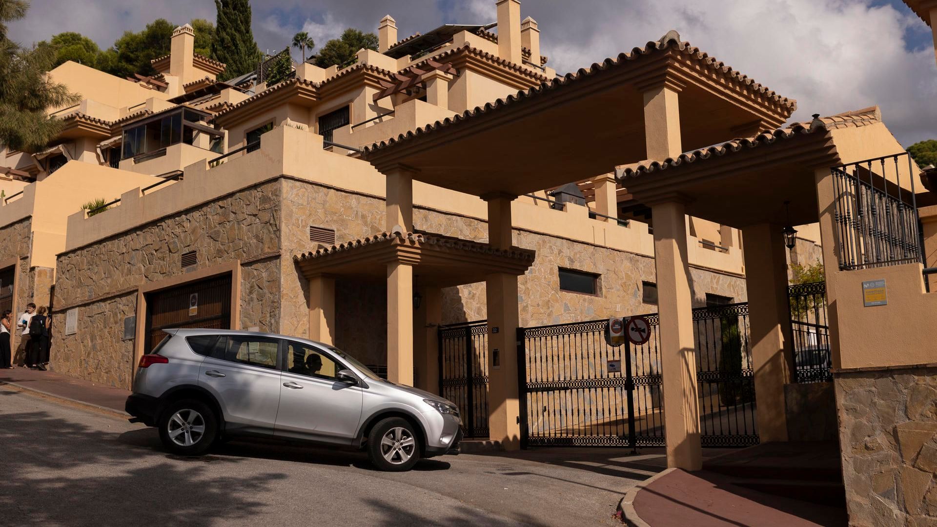 Un técnico sanitario abrió con un DNI la puerta de la casa de la mujer estrangulada por su marido en Pinares de San Antón, Málaga, y fue clave para reanimarla Un técnico sanitario abrió con un DNI la puerta de la casa de la mujer estrangulada por su marido en Pinares de San Antón, Málaga, y fue clave para reanimarla