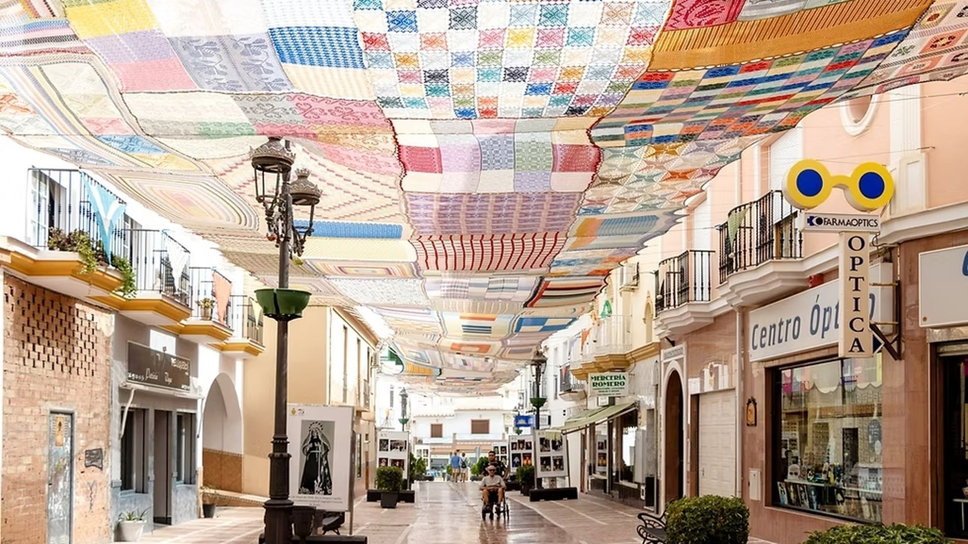 Una de las calles cubiertas con ganchillo XXL Una de las calles cubiertas con ganchillo XXL