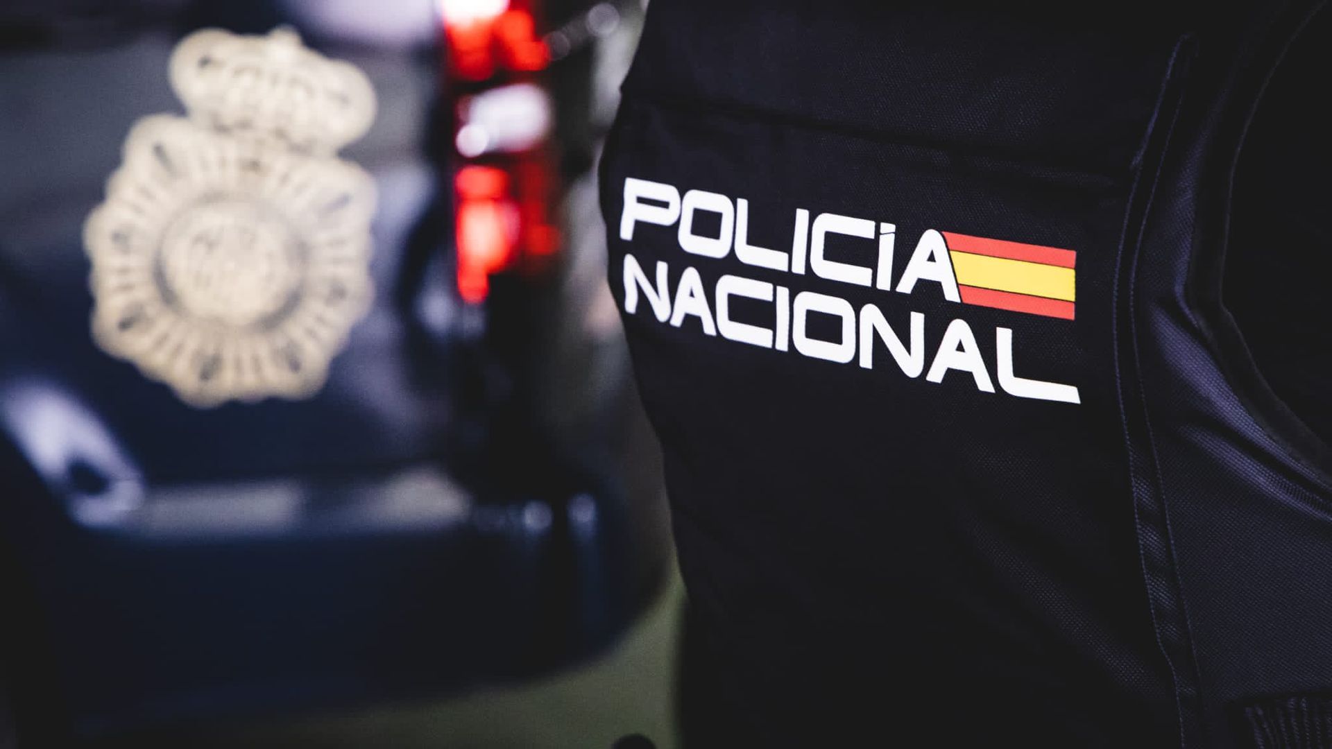 Agente de Policía Nacional de espaldas Agente de Policía Nacional de espaldas