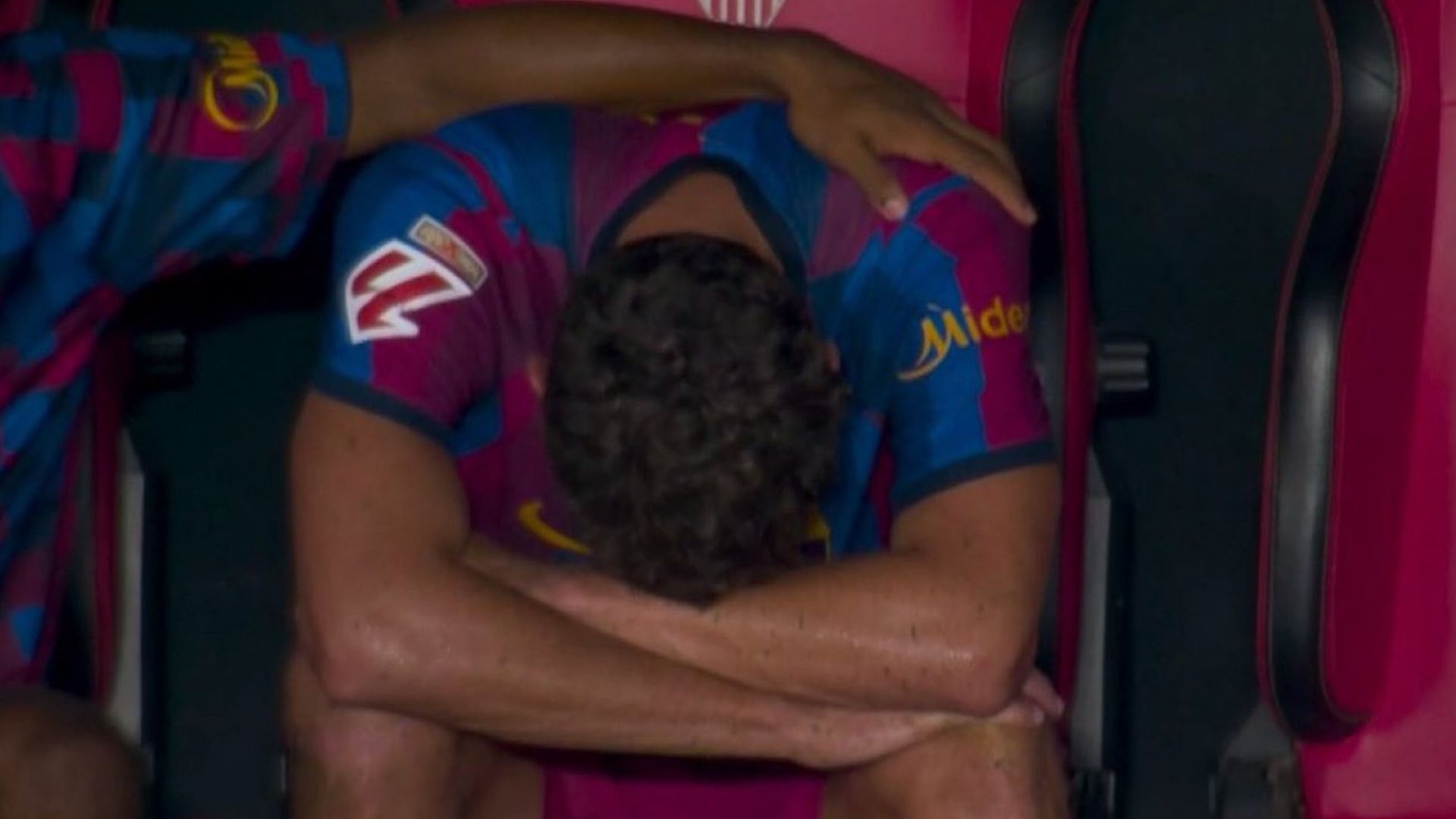 Andreas Christensen llora en el banquillo durante el Sevilla-Barça Andreas Christensen llora en el banquillo durante el Sevilla-Barça