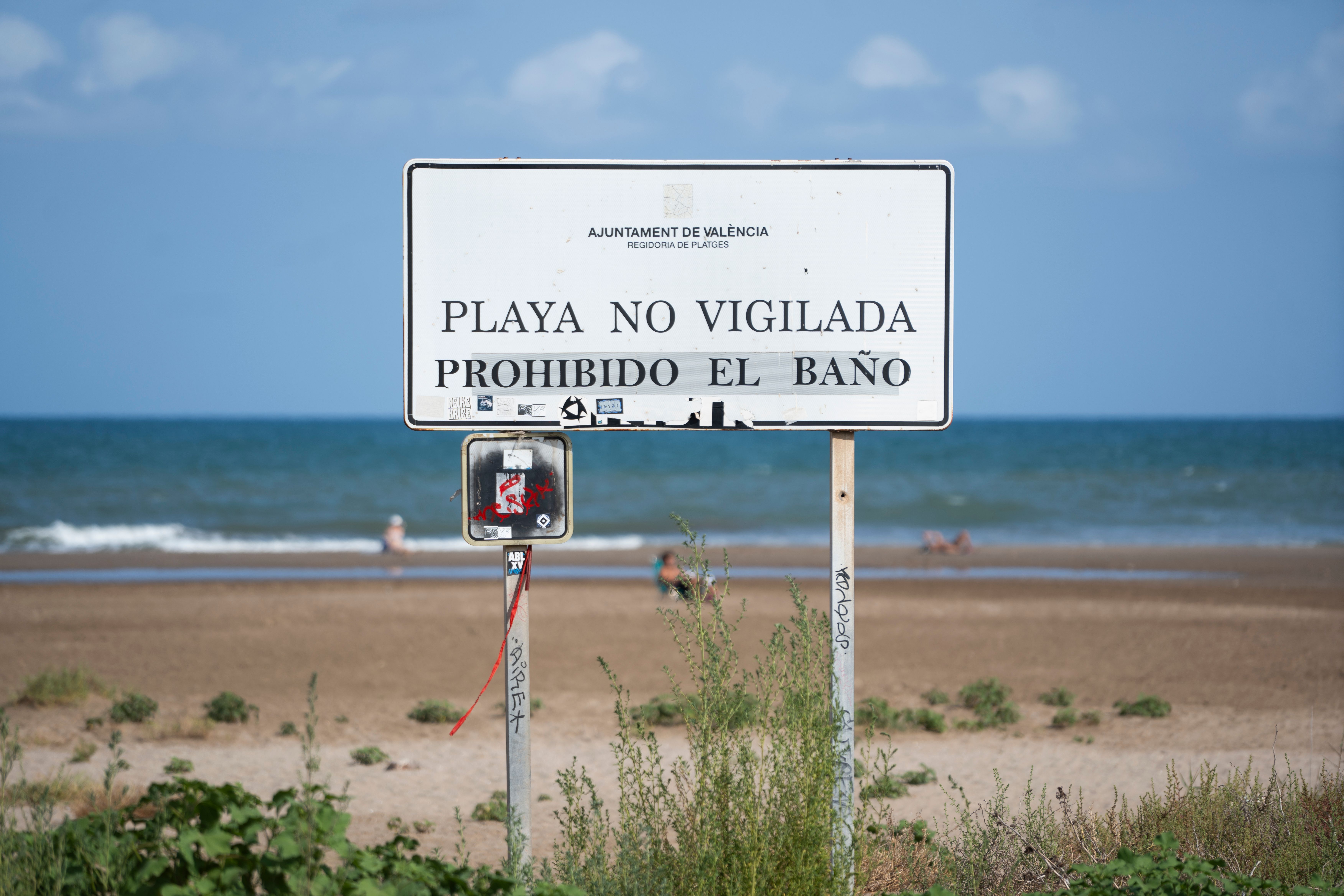 Cartel de advertencia de prohibir el baño en una playa valenciana