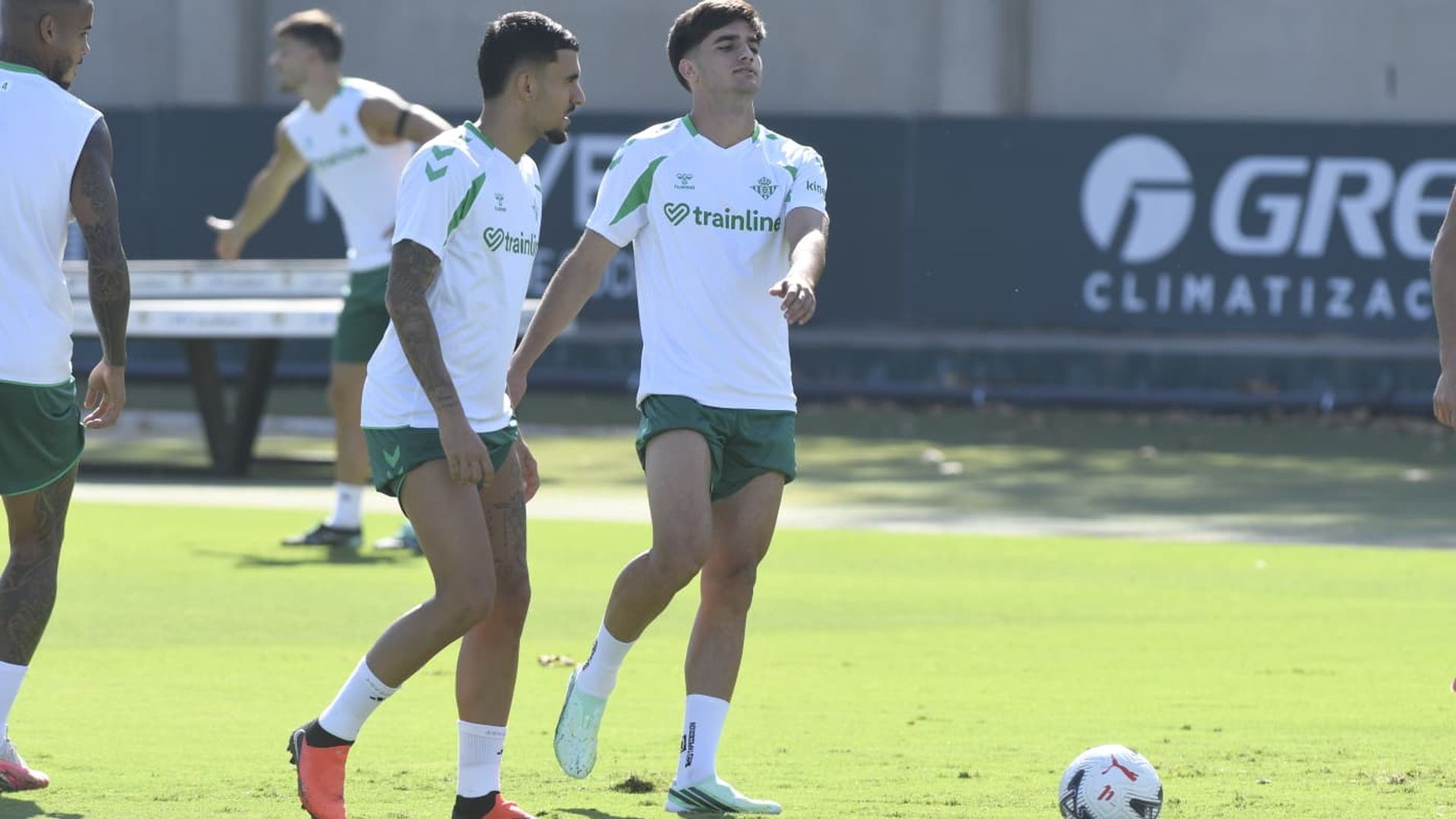 Ceballos y Morante, entrenando con el Betis este sábado