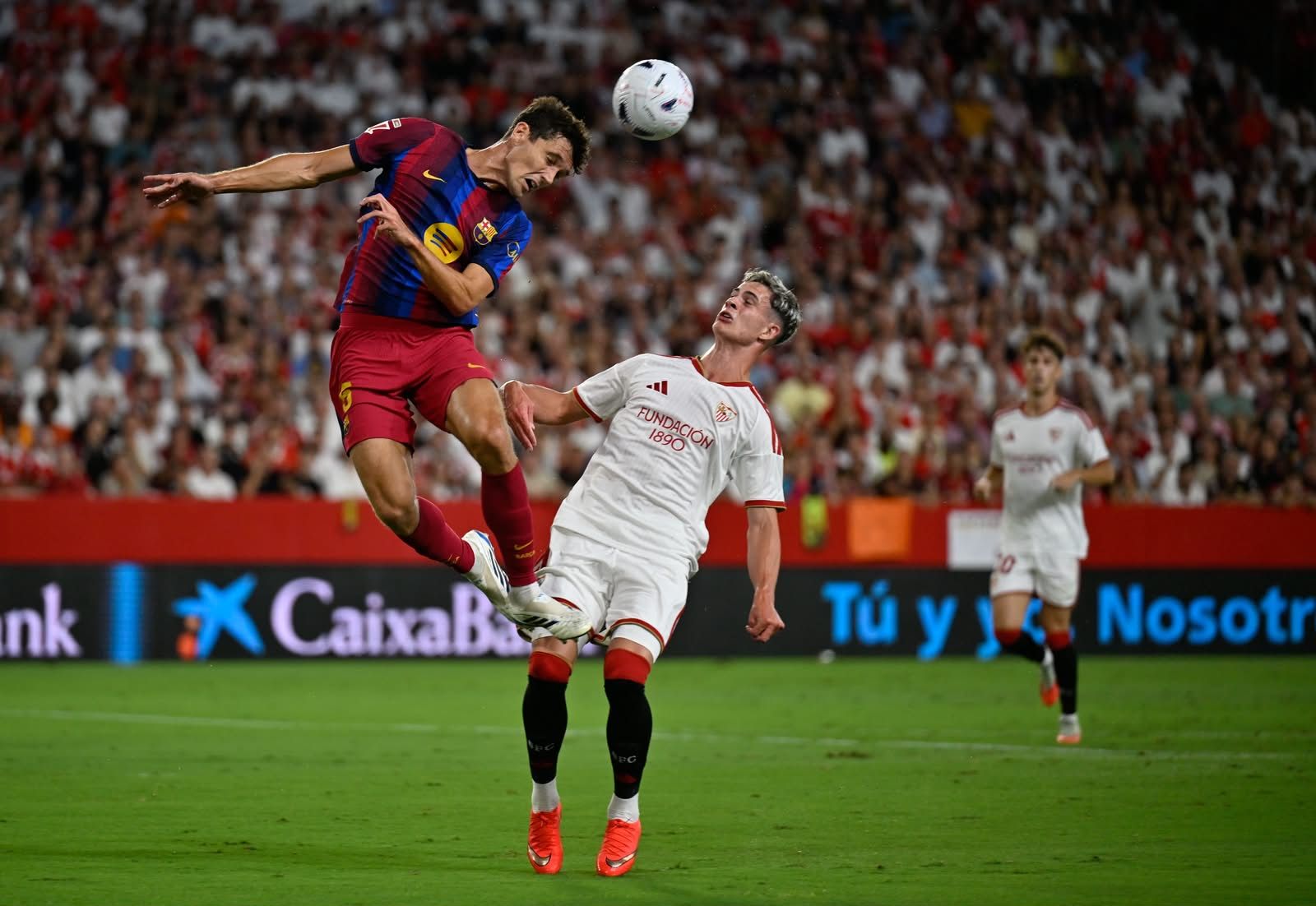 Christensen despeja un balón de cabeza en el Sevilla-Barça