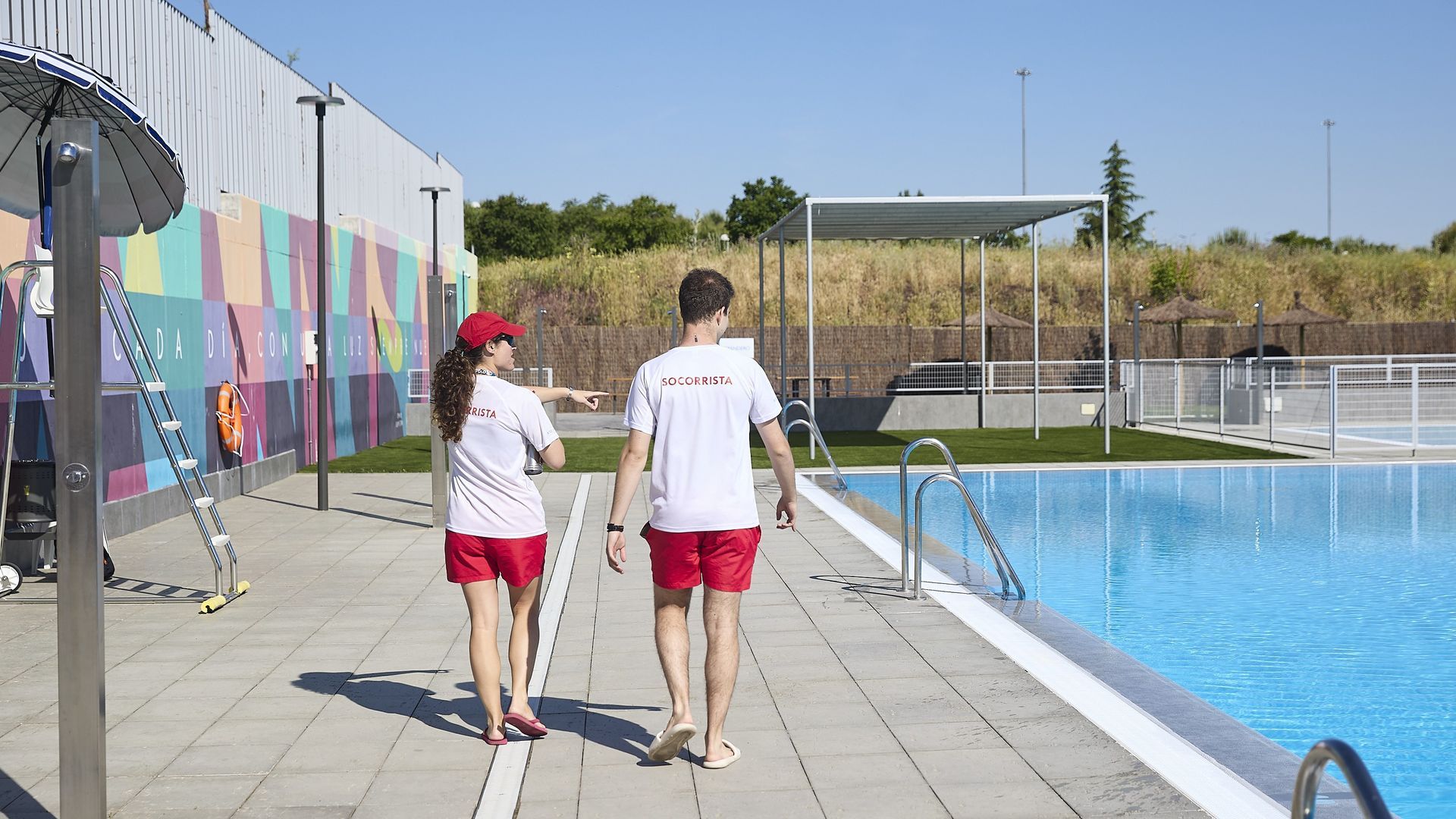 Dos socorristas en una piscina municipal en Madrid