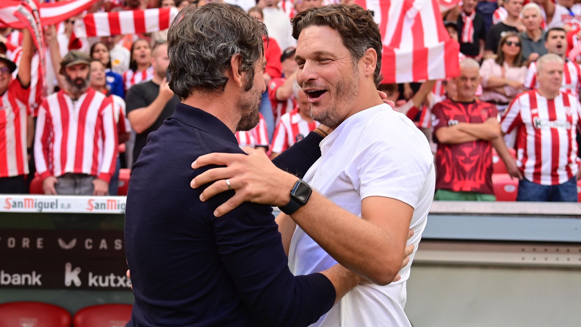 Edin Terzic saluda a Quique Sánchez Flores antes del Athletic - Alavés.