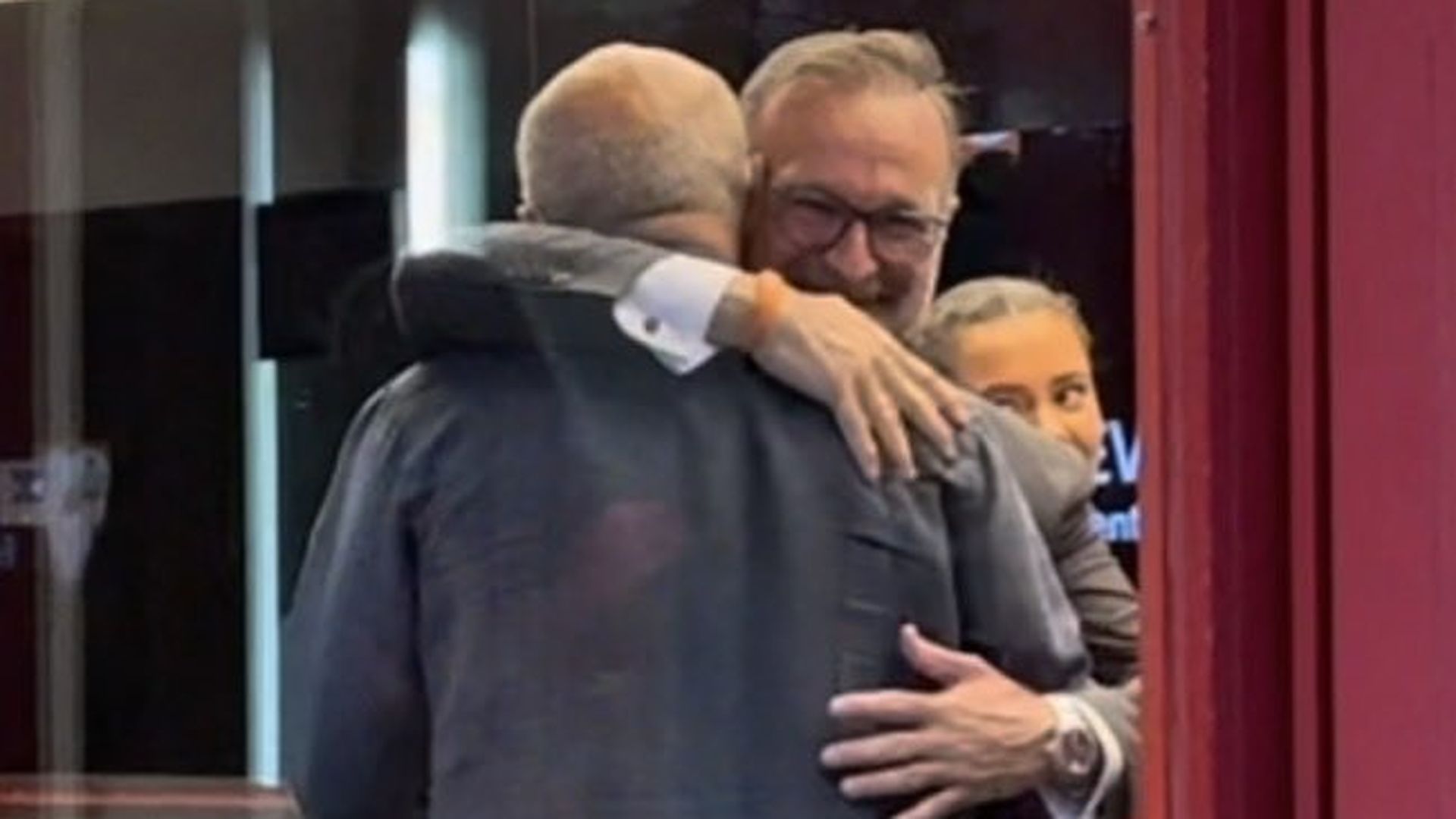 El abrazo entre Del Nido Benavente y Pérez Solano El abrazo entre Del Nido Benavente y Pérez Solano